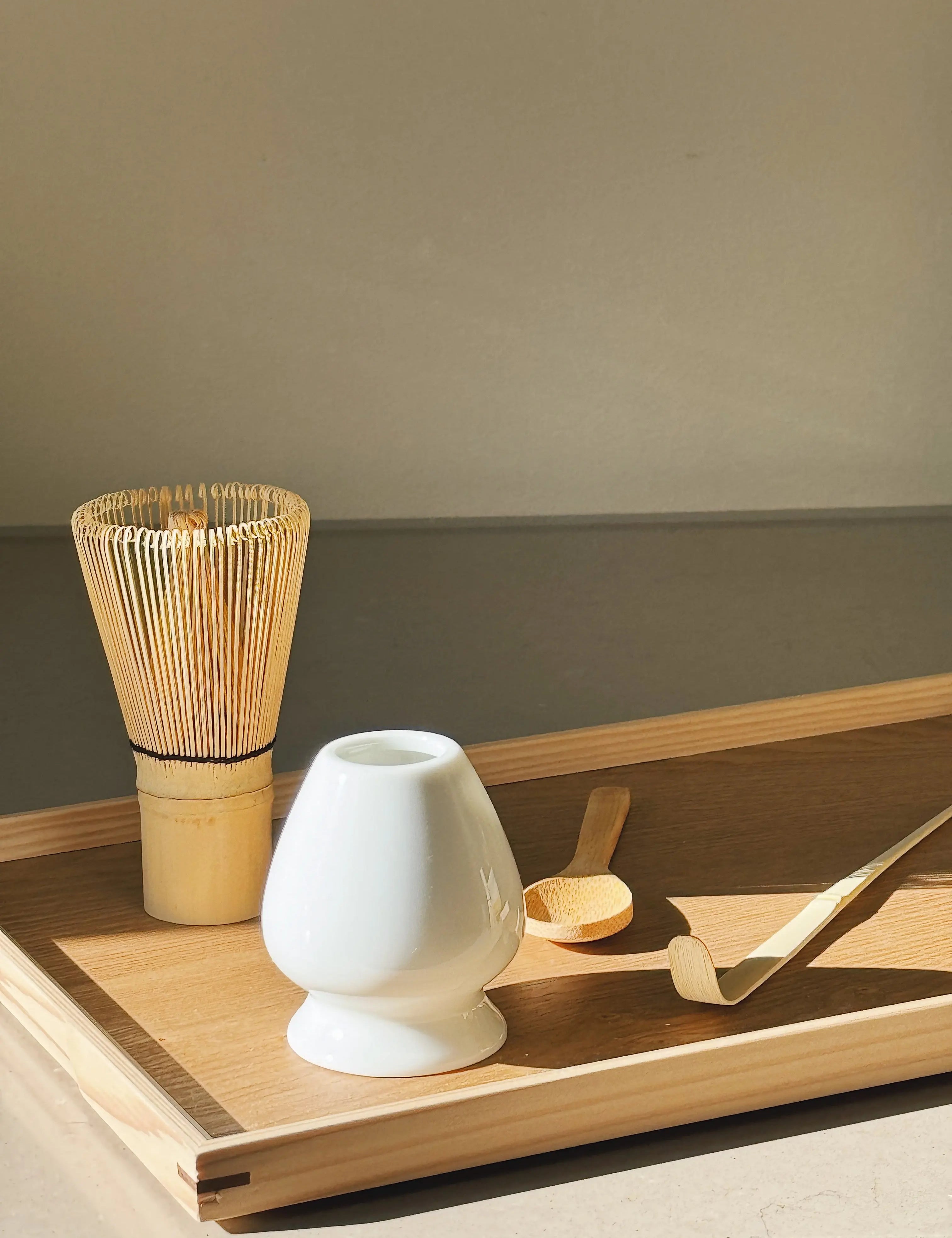 Matcha-sæt med chasen, matchaske, teské og holder i hvid keramik Studio Hafnia