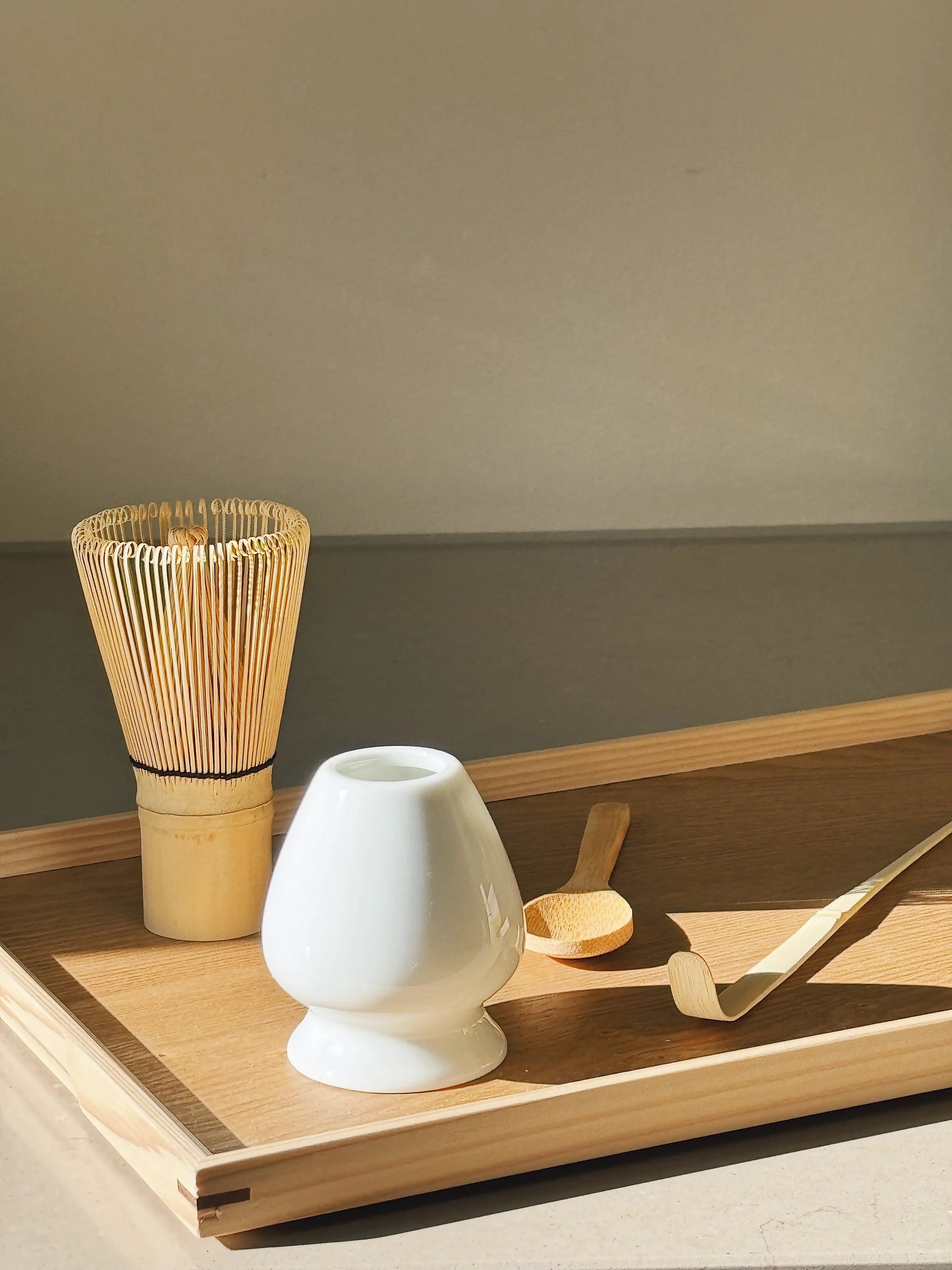 Matcha-sæt med chasen, matchaske, teské og holder i hvid keramik Studio Hafnia