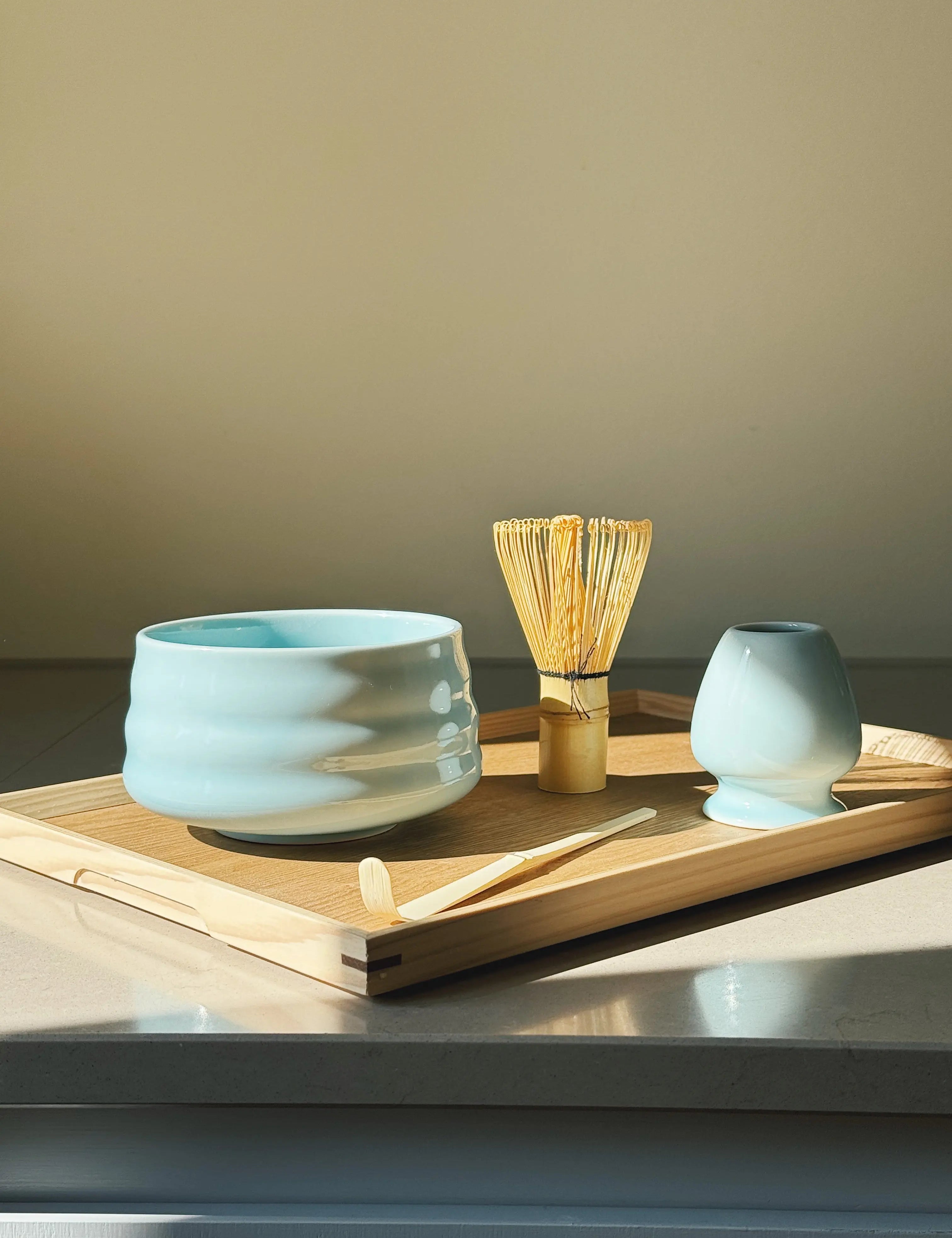 Matcha-sæt med skål, ske, piskeris og holder – lyseblå glaseret keramik Studio Hafnia