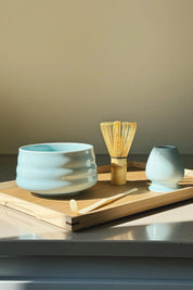 Matcha-sæt med skål, ske, piskeris og holder – lyseblå glaseret keramik Studio Hafnia