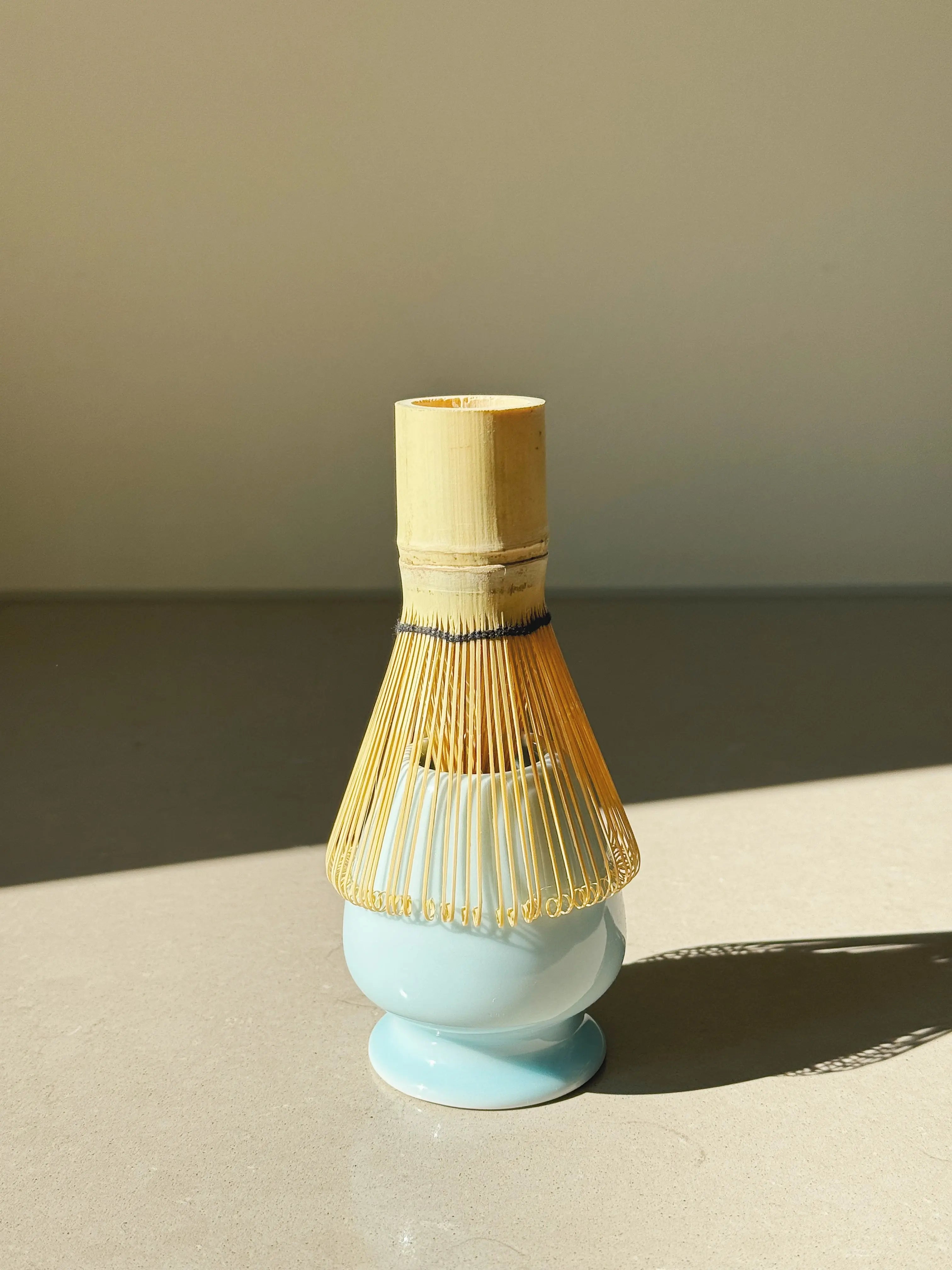 Matcha-sæt med skål, ske, piskeris og holder – lyseblå glaseret keramik Studio Hafnia