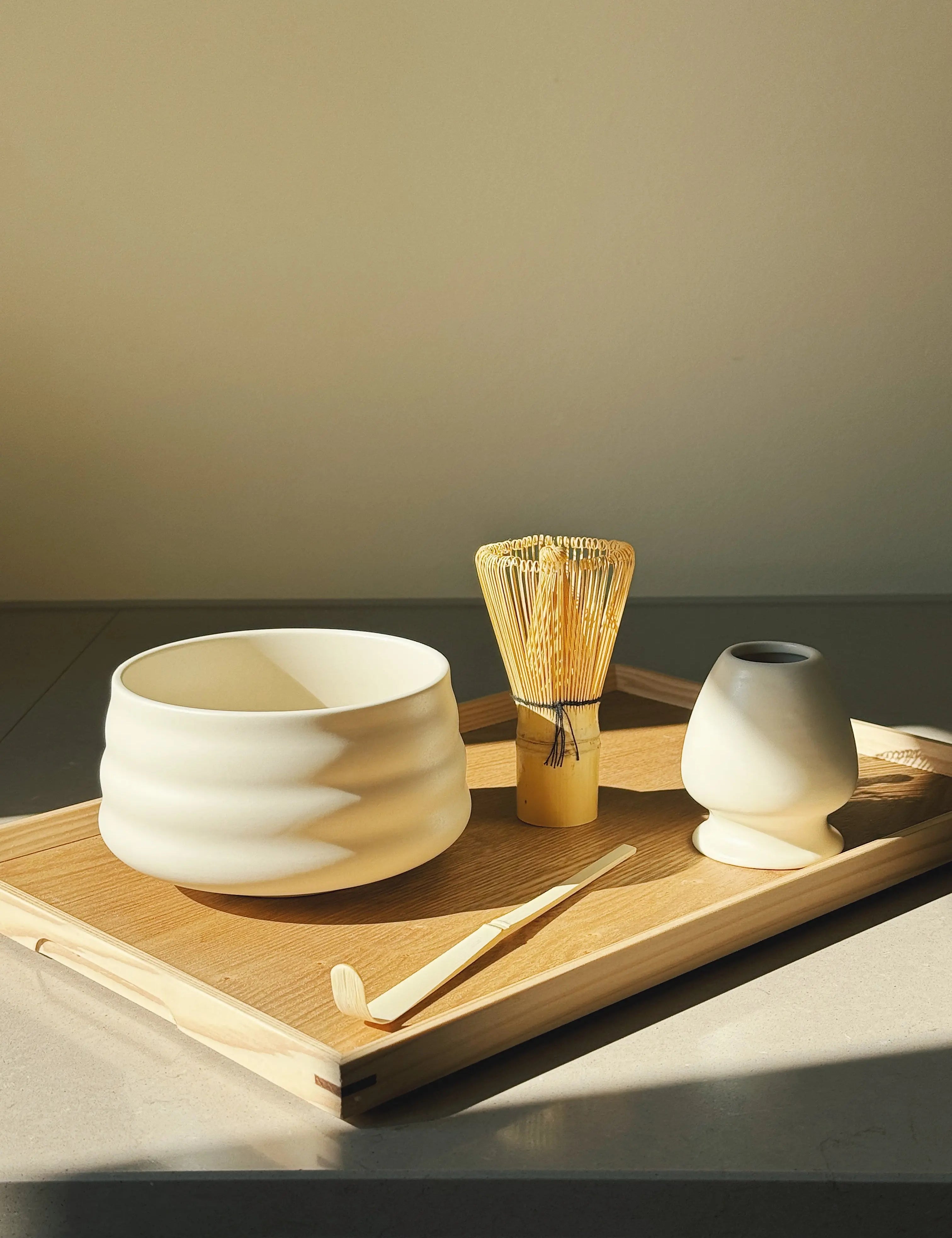 Matcha-sæt med skål, ske, piskeris og holder – mat hvid keramik Studio Hafnia