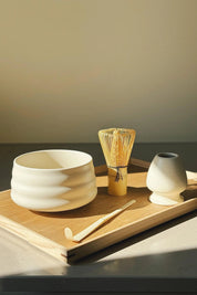 Matcha-sæt med skål, ske, piskeris og holder – mat hvid keramik Studio Hafnia