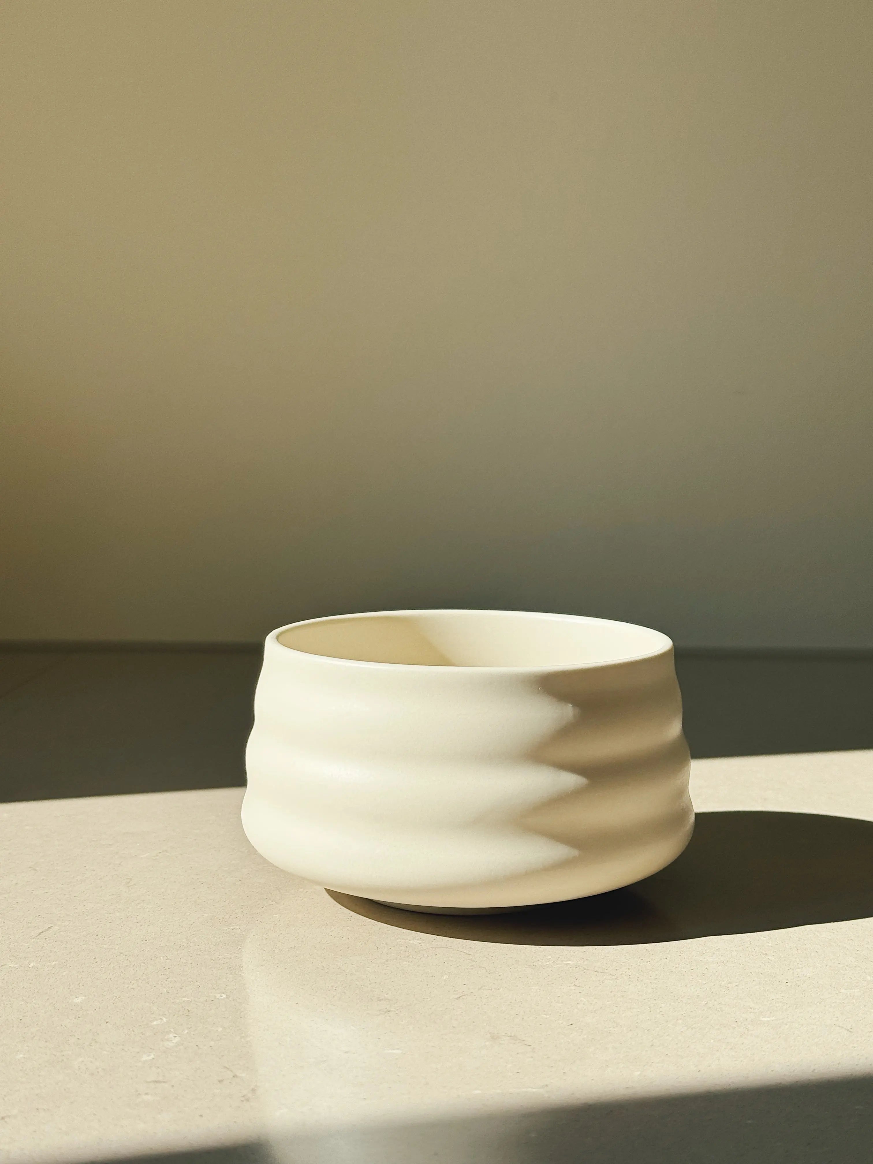 Matcha-sæt med skål, ske, piskeris og holder – mat hvid keramik Studio Hafnia