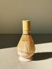 Matcha-sæt med skål, ske, piskeris og holder – mat lyserød keramik Studio Hafnia