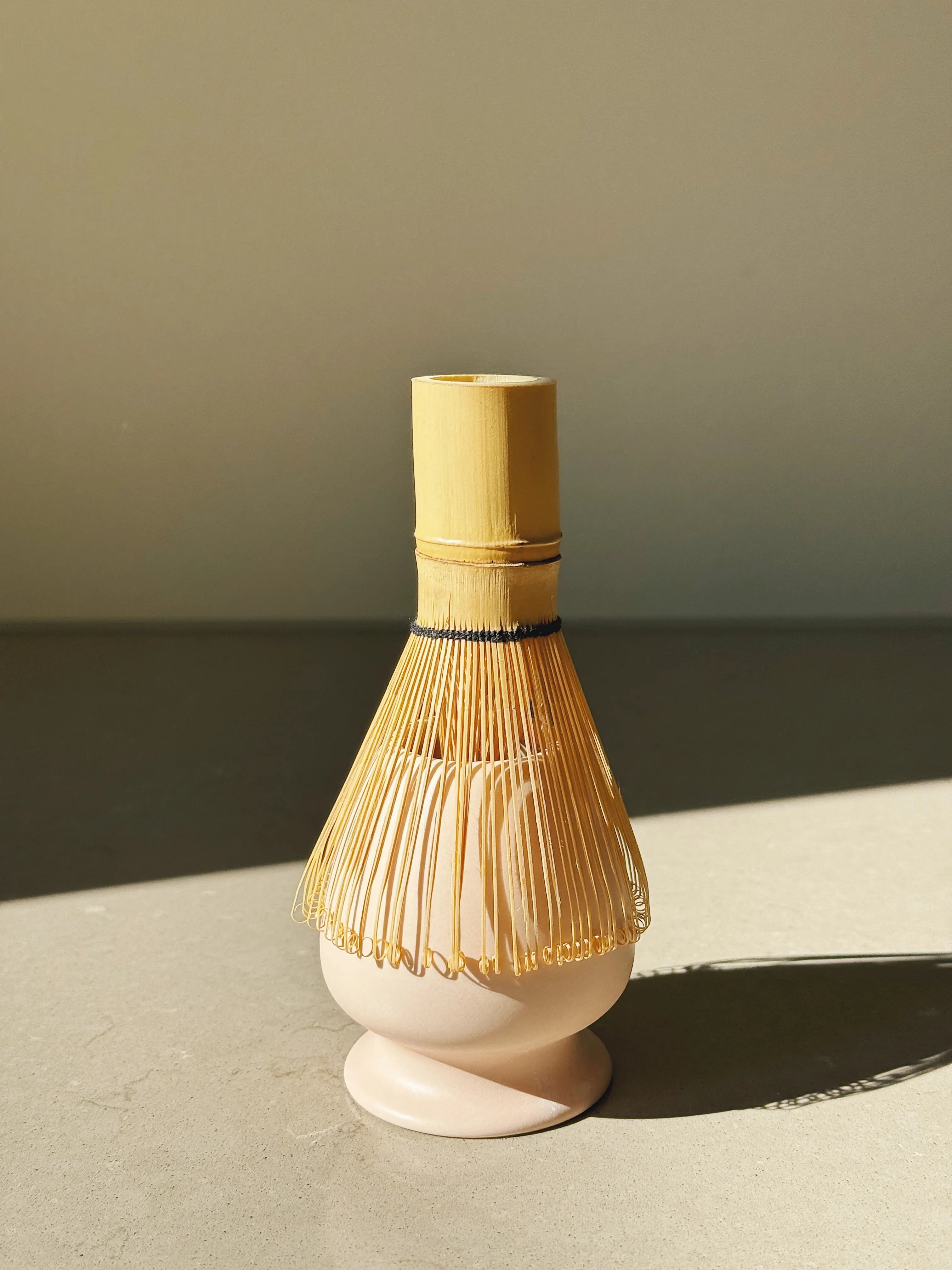 Matcha-sæt med skål, ske, piskeris og holder – mat lyserød keramik Studio Hafnia