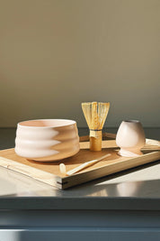 Matcha-sæt med skål, ske, piskeris og holder – mat lyserød keramik Studio Hafnia