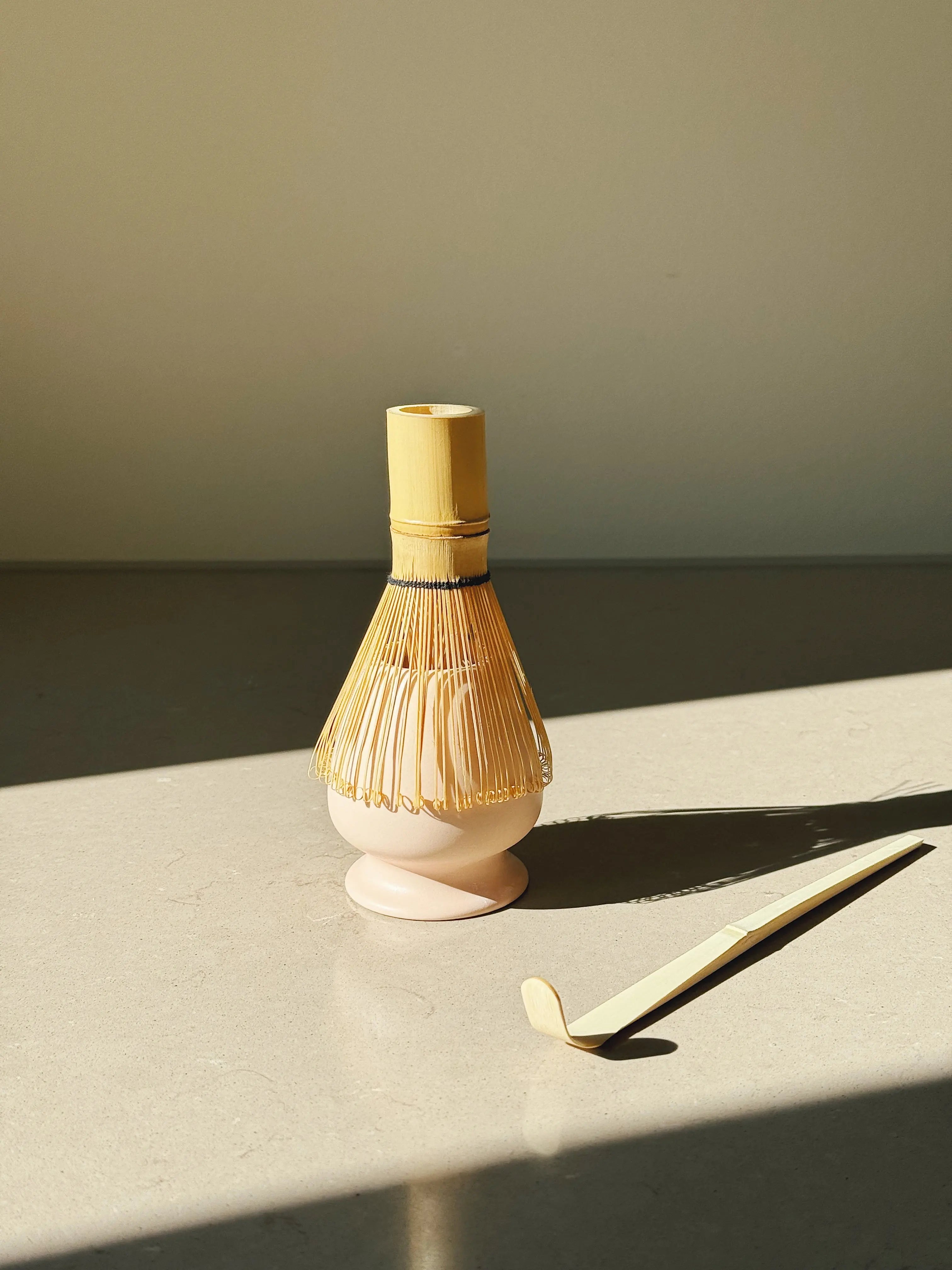 Matcha-sæt med skål, ske, piskeris og holder – mat lyserød keramik Studio Hafnia