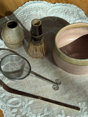 Matcha-sæt med skål, ske, si, piskeris og holder – rosa og olivengrøn Studio Hafnia