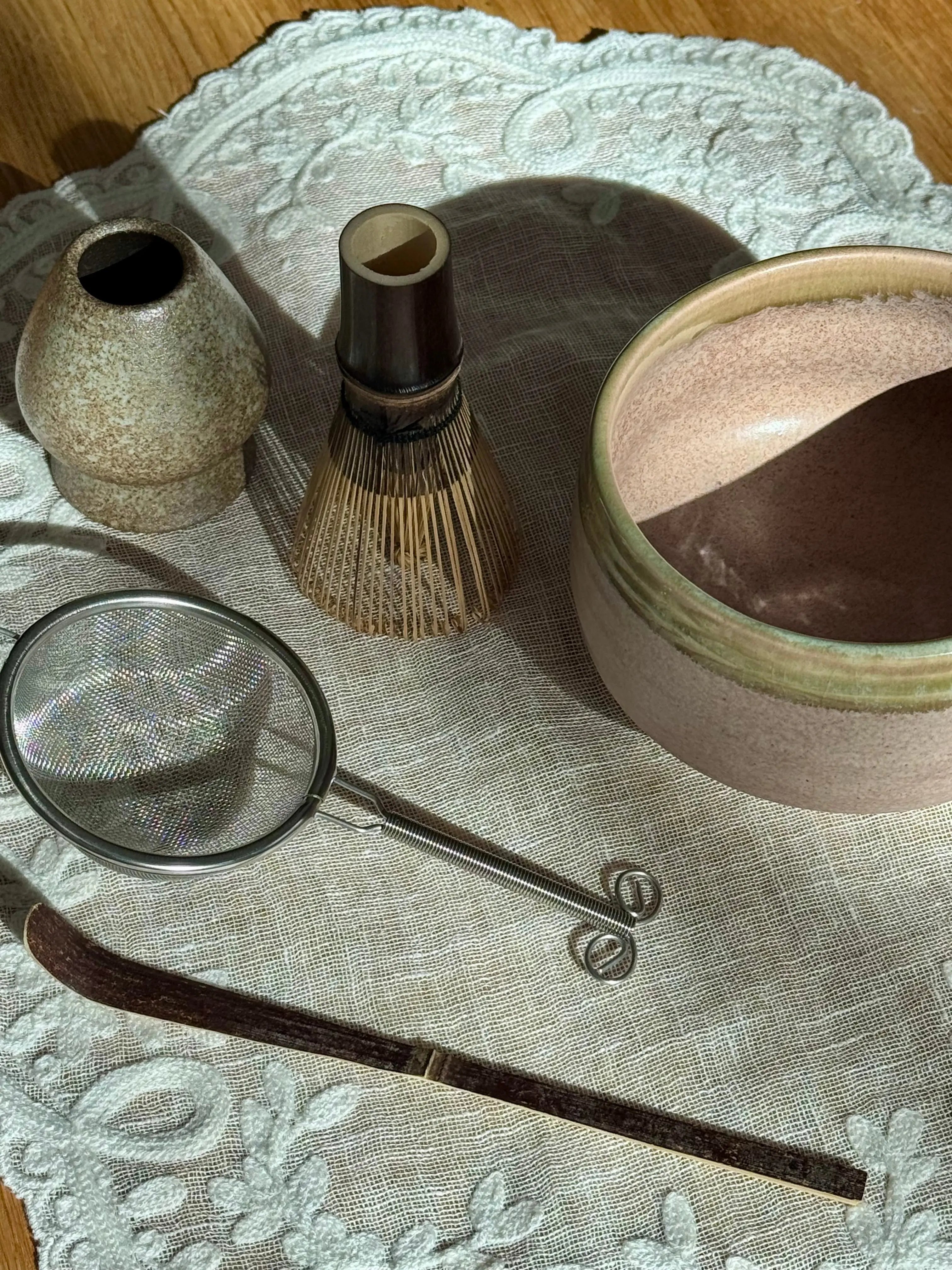 Matcha-sæt med skål, ske, si, piskeris og holder – rosa og olivengrøn Studio Hafnia