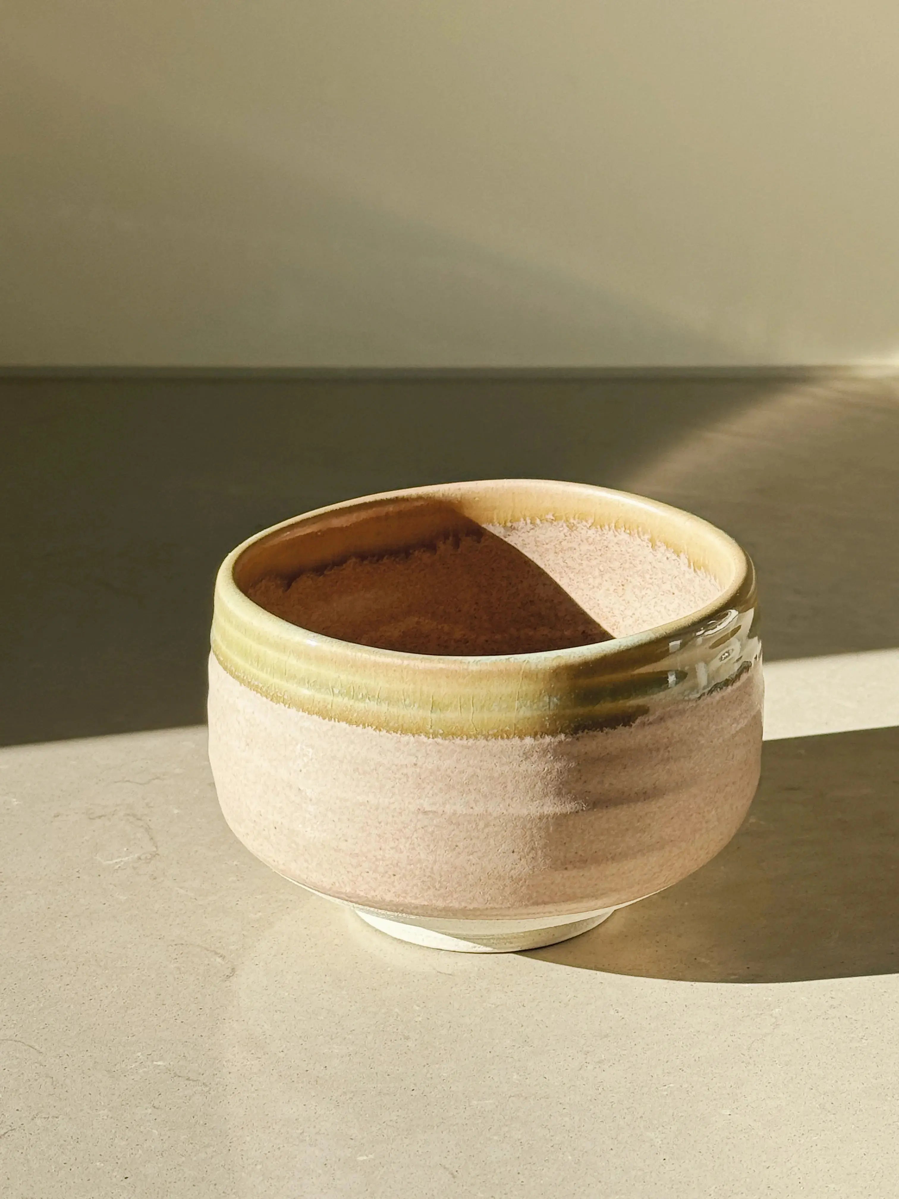 Matcha-sæt med skål, ske, si, piskeris og holder – rosa og olivengrøn Studio Hafnia