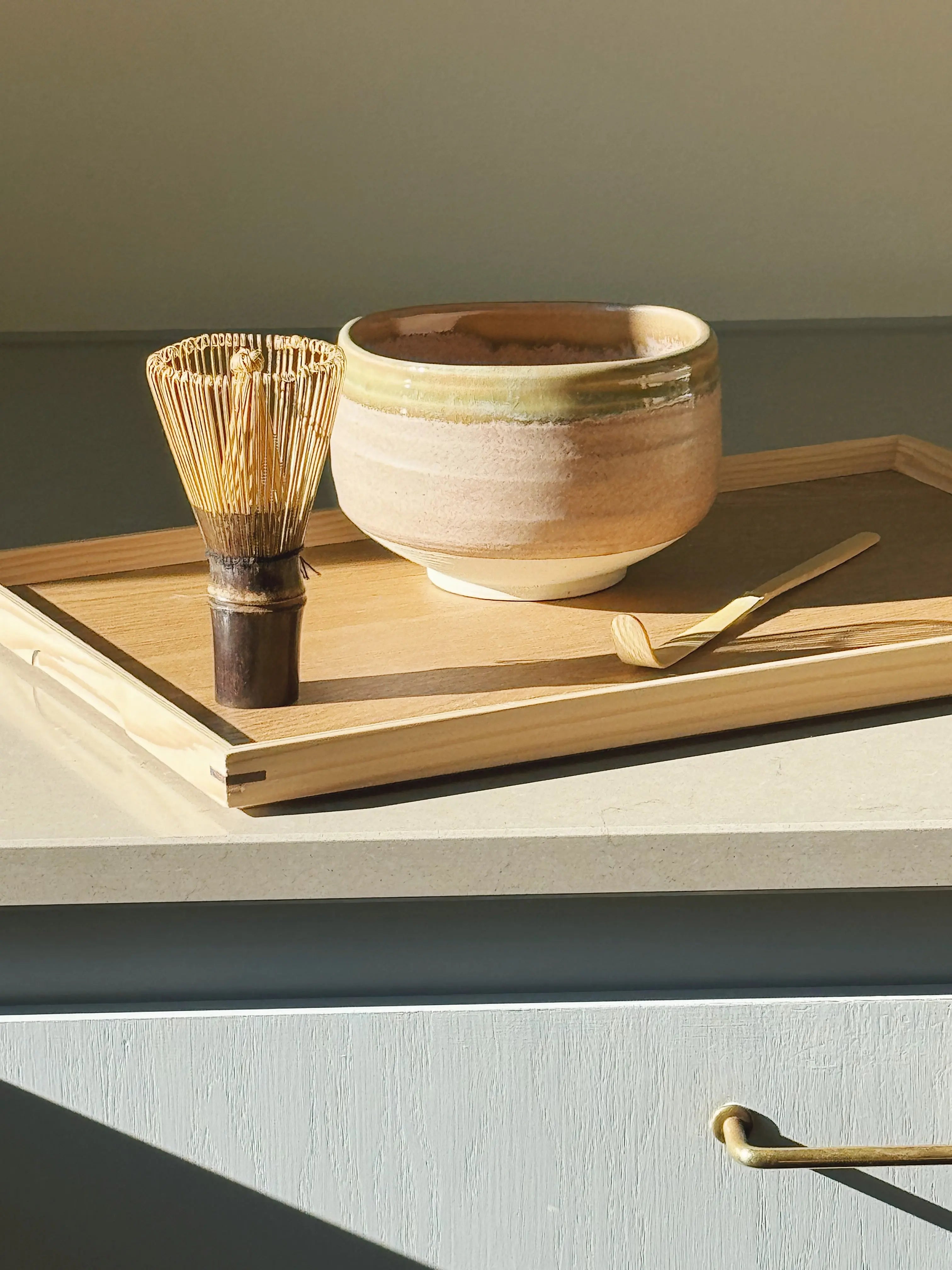 Matcha skål i rosa og olivengrøn keramik – håndlavet i Japan Studio Hafnia
