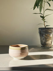 Matcha skål i rosa og olivengrøn keramik – håndlavet i Japan Studio Hafnia