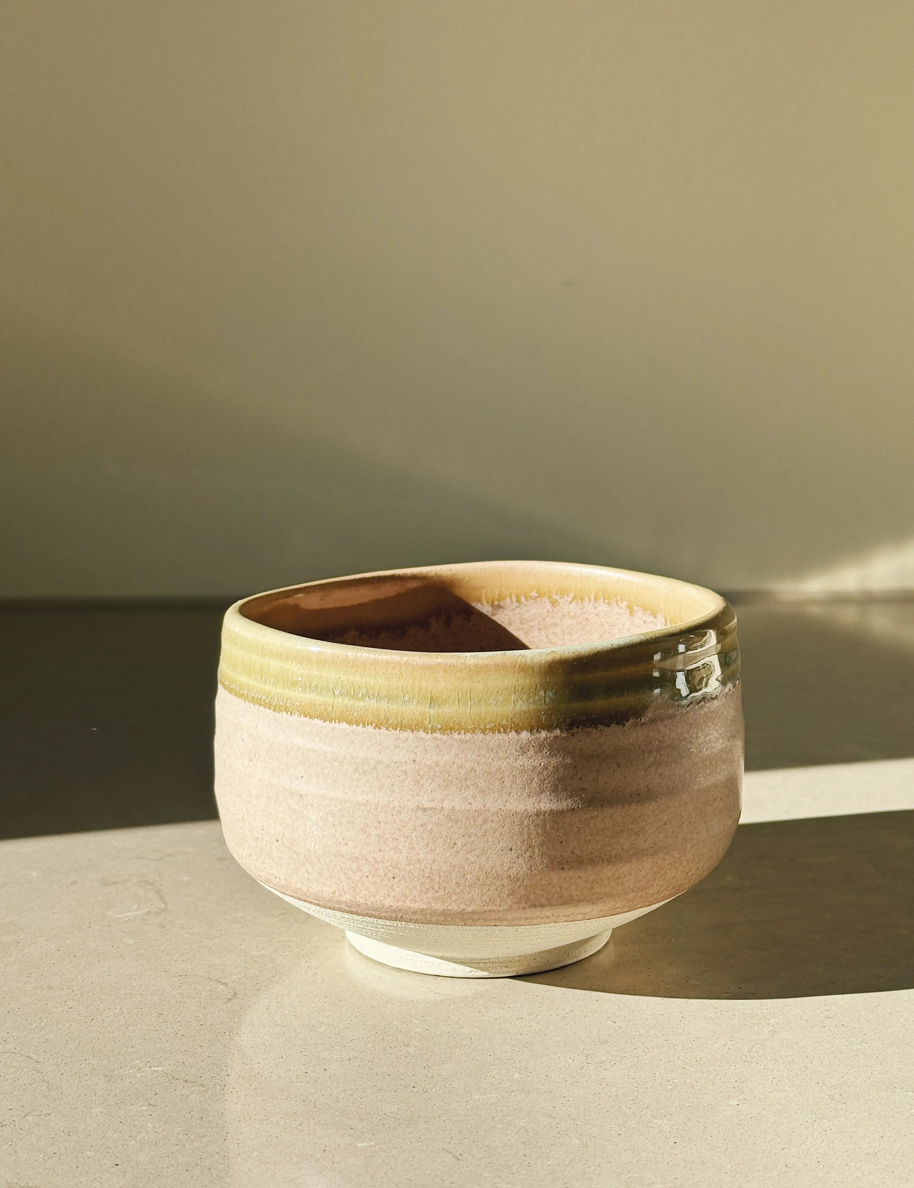 Matcha skål i rosa og olivengrøn keramik – håndlavet i Japan Studio Hafnia