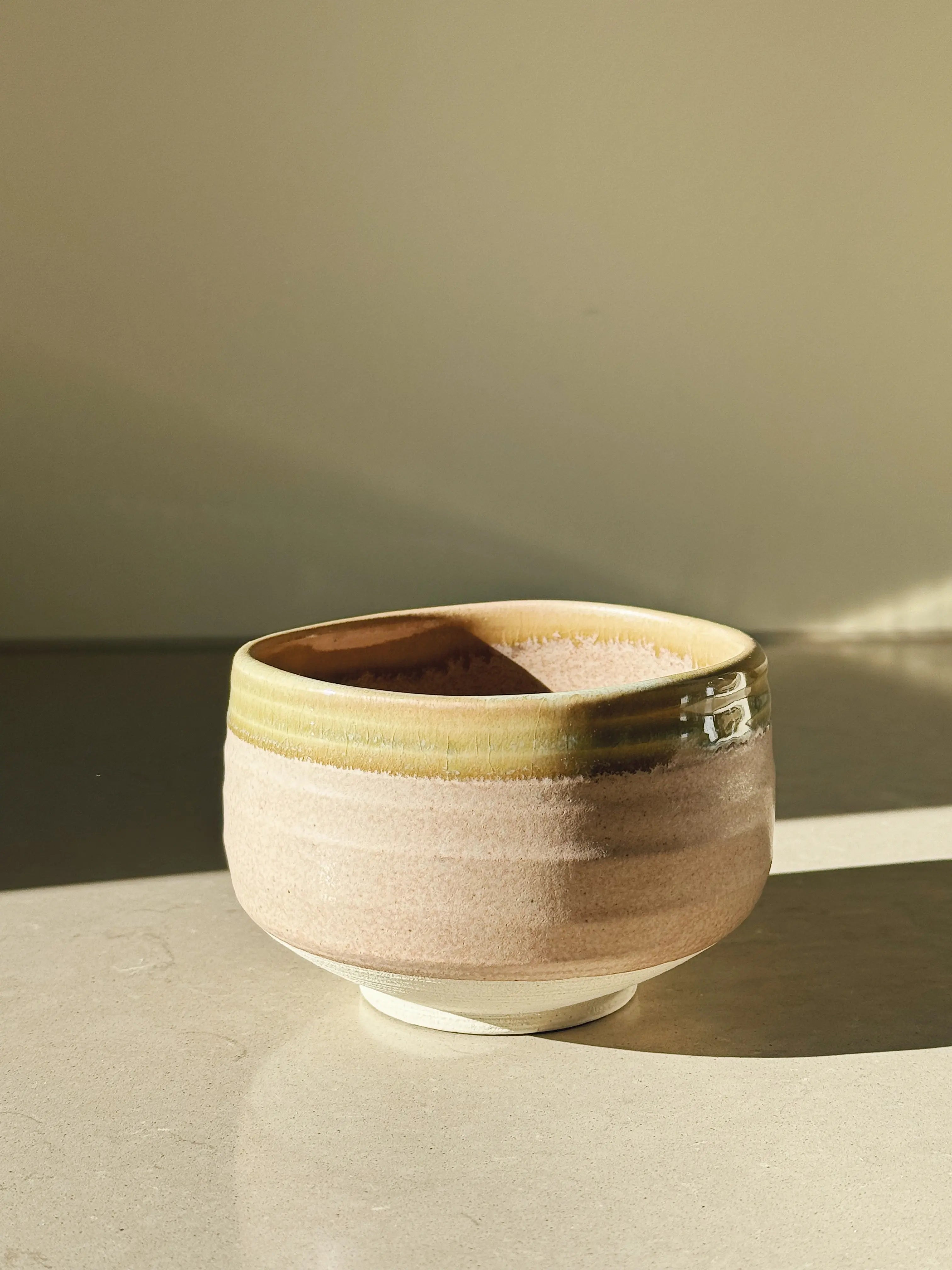 Matcha skål i rosa og olivengrøn keramik – håndlavet i Japan Studio Hafnia