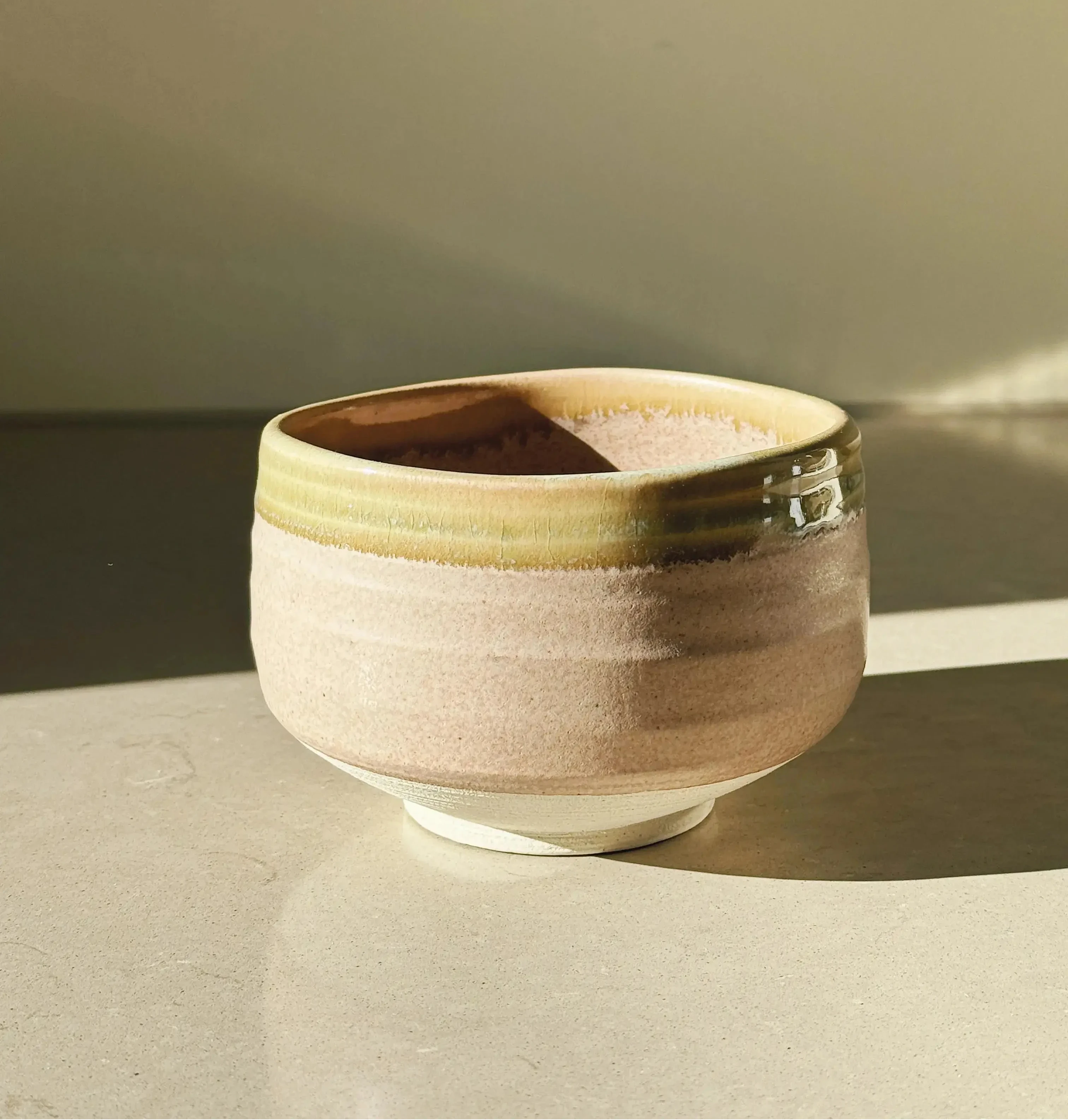 Matcha-skal-i-rosa-og-olivengron-keramik-_-handlavet-i-Japan-Studio-Hafnia-1365219599.webp