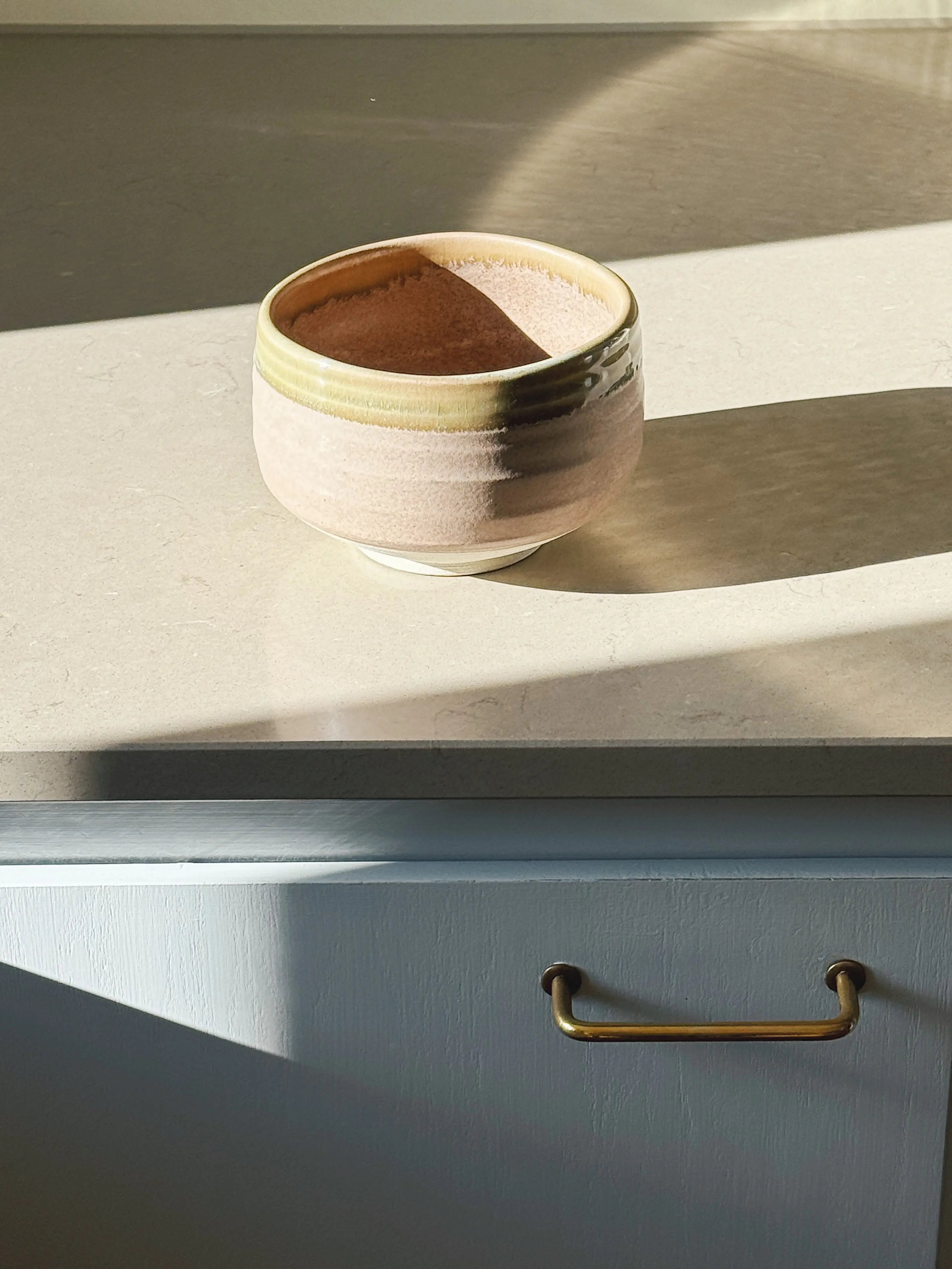 Matcha skål i rosa og olivengrøn keramik – håndlavet i Japan Studio Hafnia