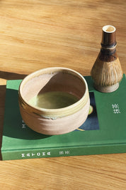 Matcha skål i rosa og olivengrøn keramik – håndlavet i Japan Studio Hafnia