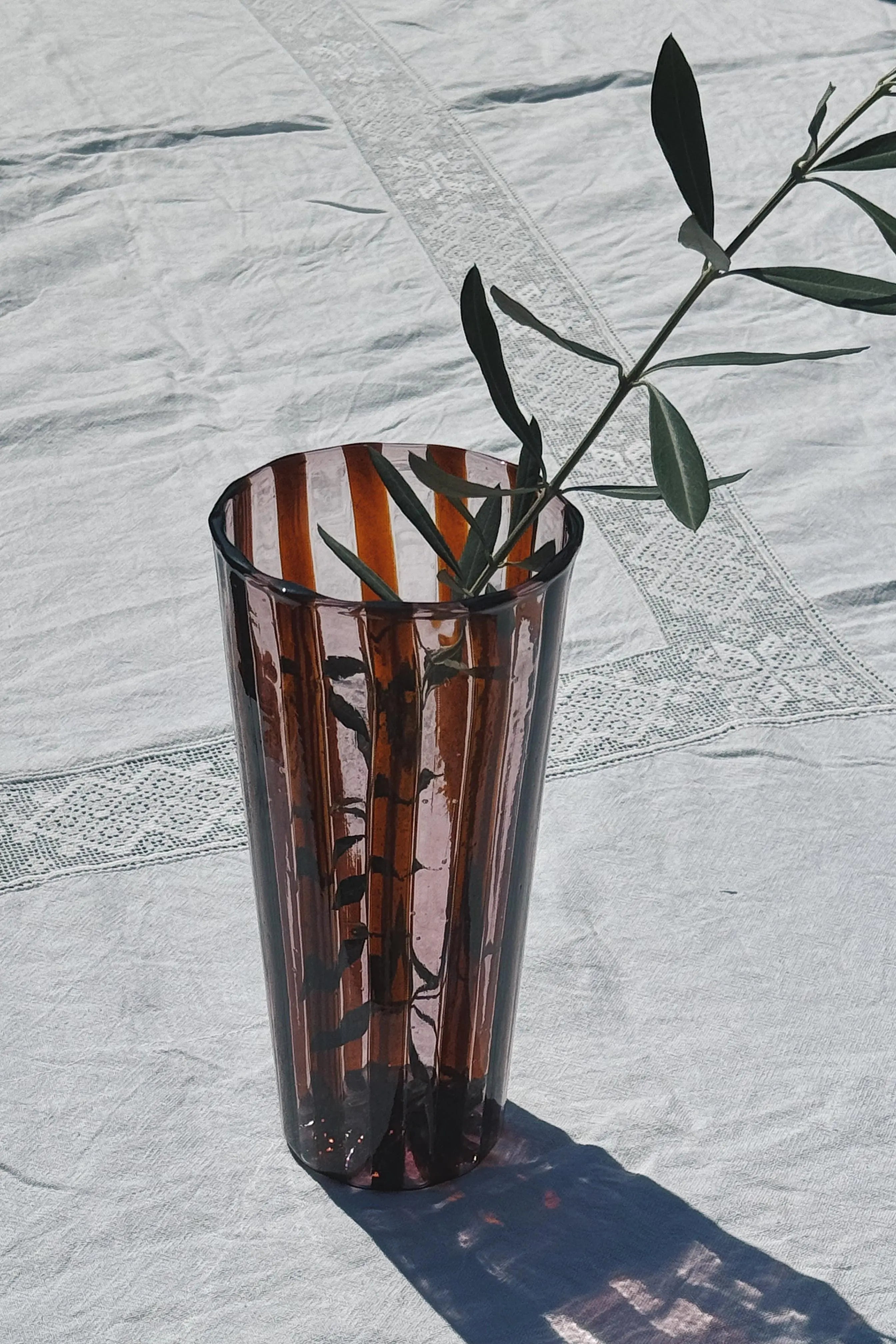 Mundblæst Murano Vase i Glas | Karamelfarvede og Ametyst Striber Studio Hafnia