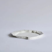 Musling middagstallerken/fad af Christina Iversen Studio i creme, keramik Christina Iversen Studio