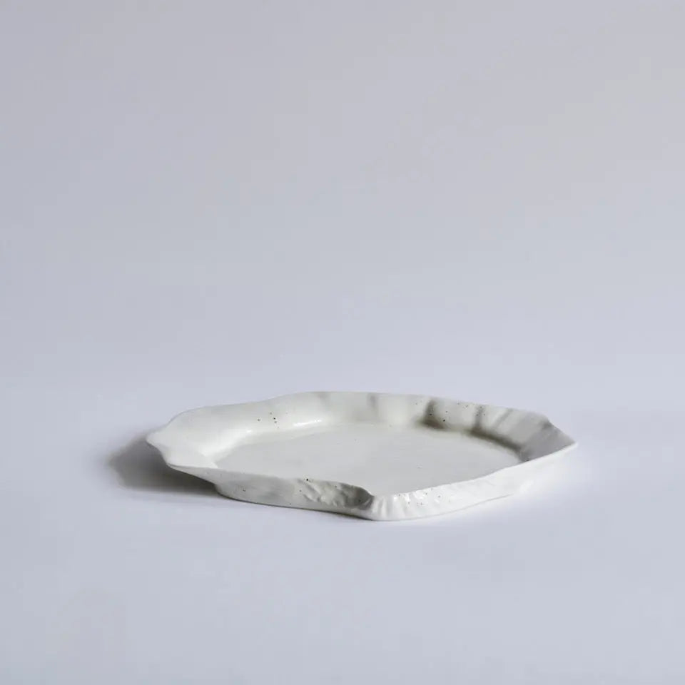 Musling middagstallerken/fad af Christina Iversen Studio i creme, keramik Christina Iversen Studio