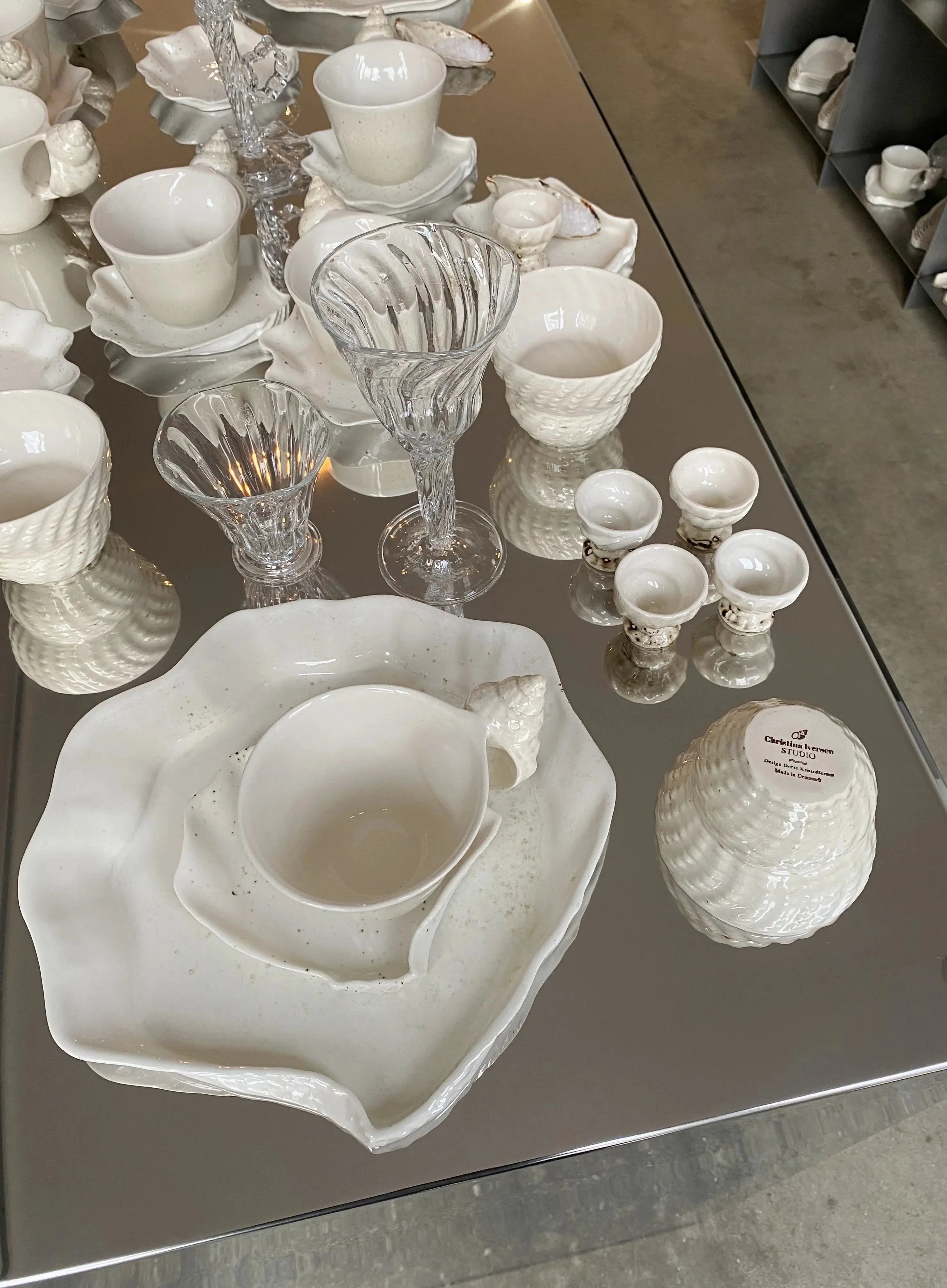 Musling middagstallerken/fad af Christina Iversen Studio i creme, keramik Christina Iversen Studio