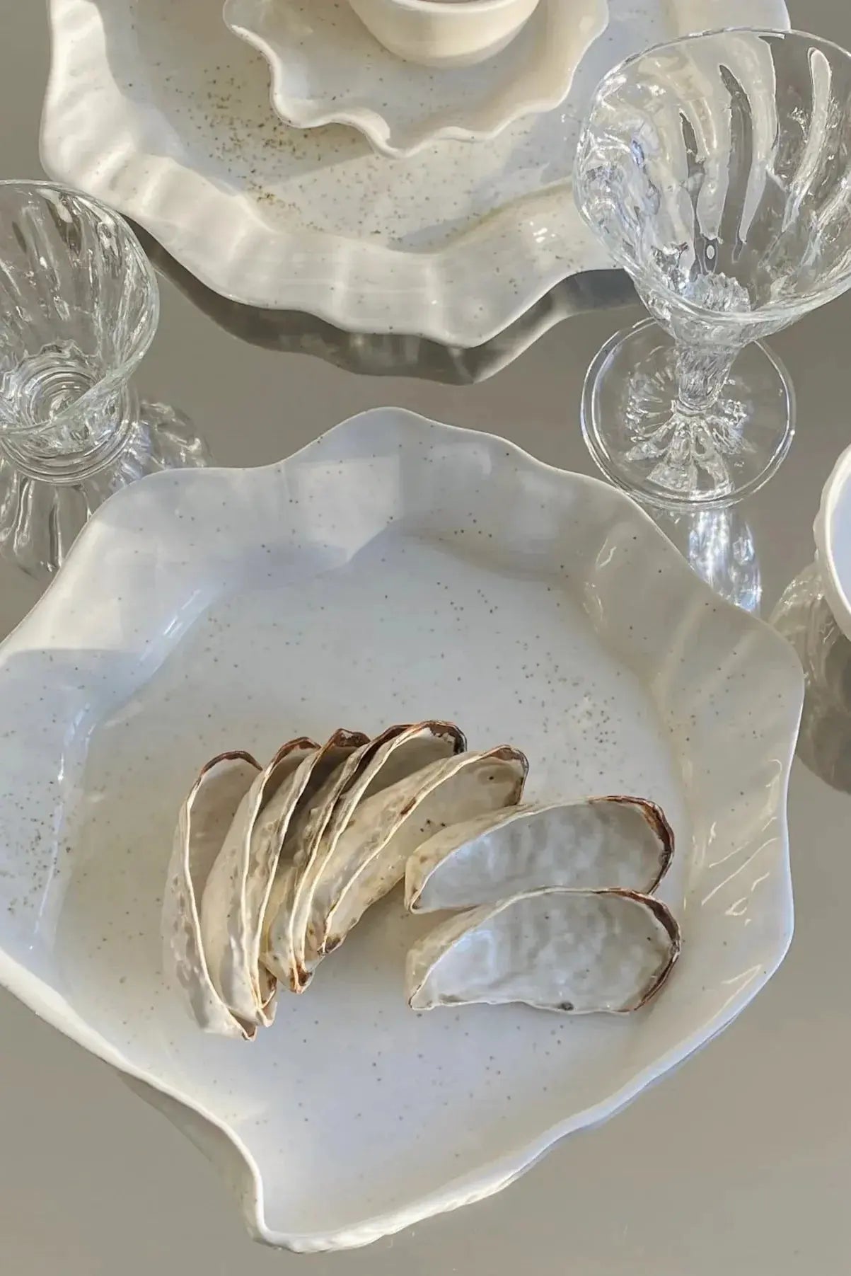 Musling middagstallerken/fad af Christina Iversen Studio i creme, keramik Christina Iversen Studio