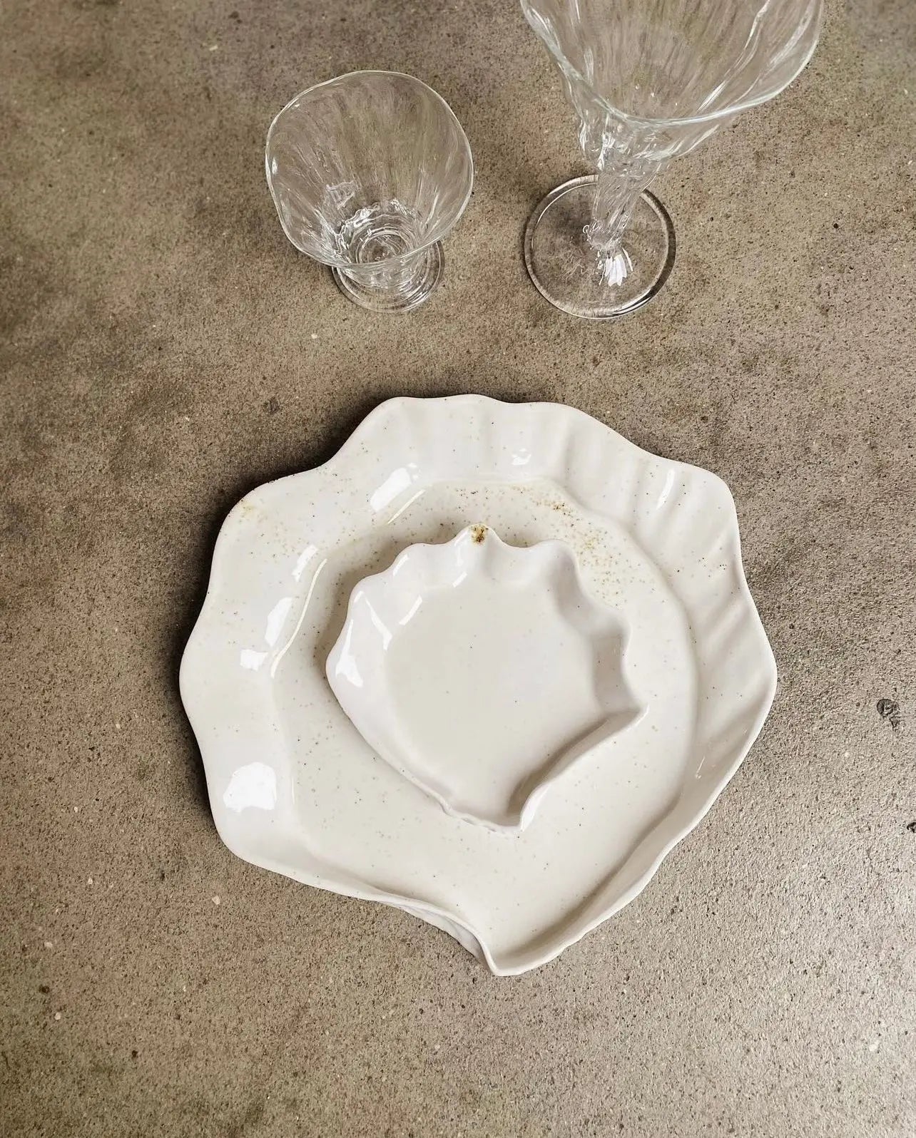 Musling middagstallerken/fad af Christina Iversen Studio i creme, keramik Christina Iversen Studio