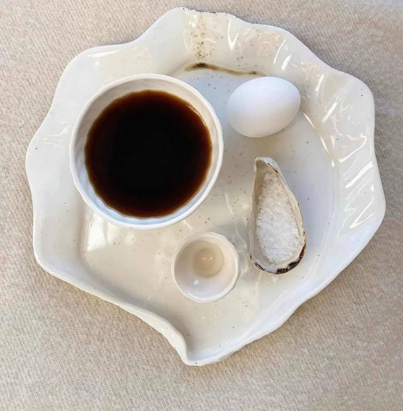 Musling middagstallerken/fad af Christina Iversen Studio i creme, keramik Christina Iversen Studio