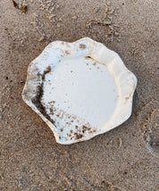 Musling middagstallerken/fad af Christina Iversen Studio i creme, keramik Christina Iversen Studio