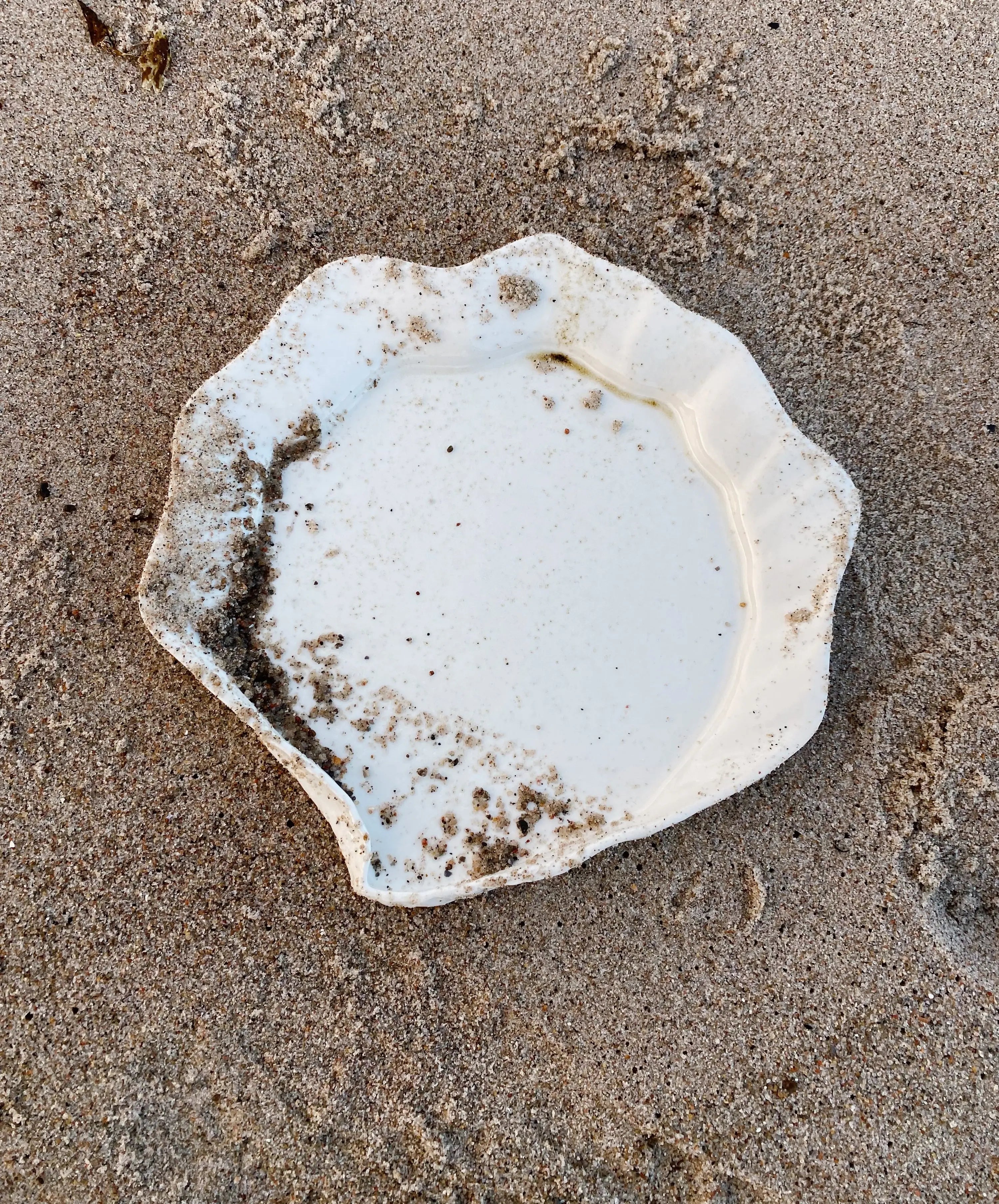 Musling middagstallerken/fad af Christina Iversen Studio i creme, keramik Christina Iversen Studio