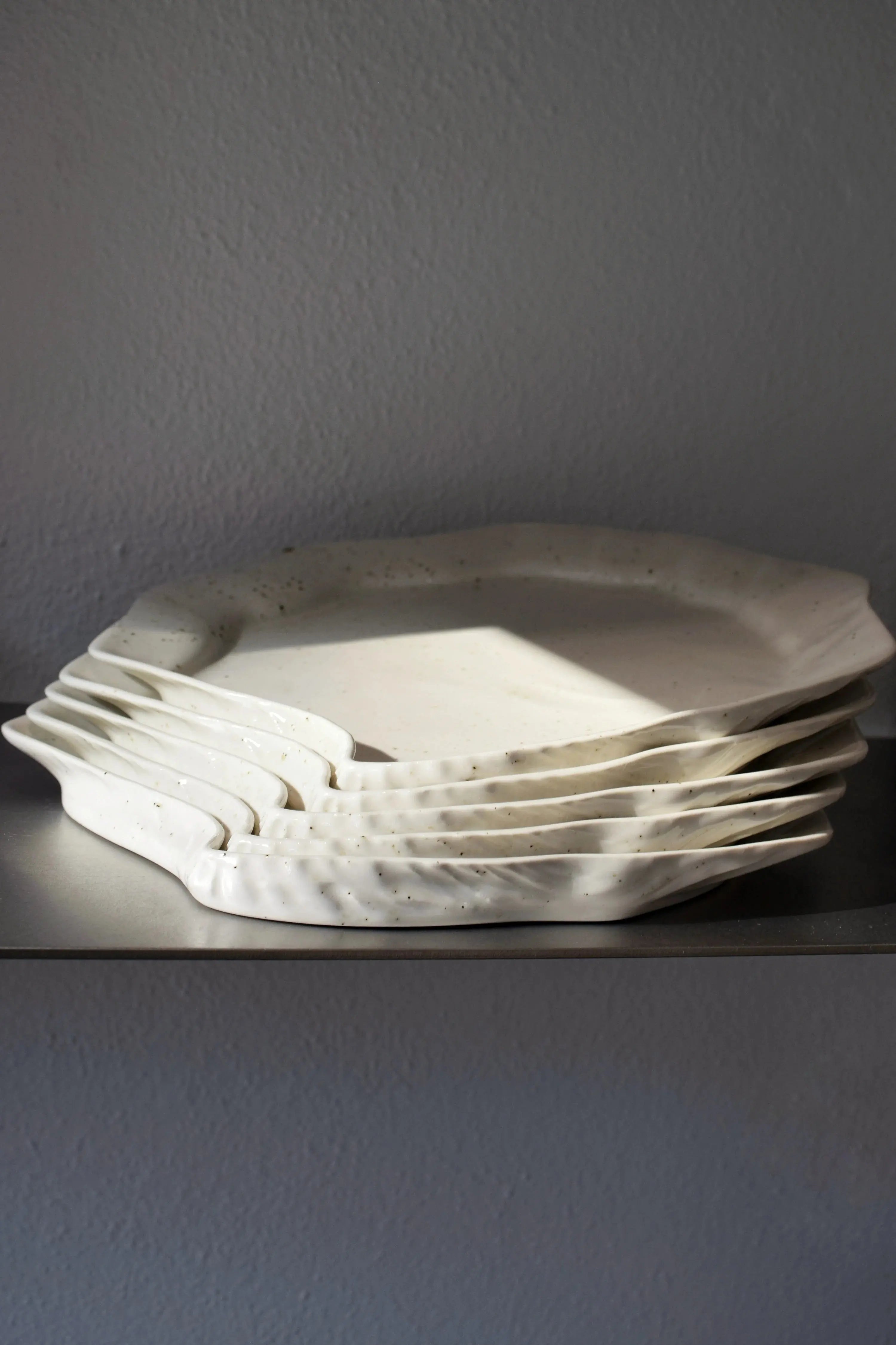 Musling middagstallerken/fad af Christina Iversen Studio i creme, keramik Christina Iversen Studio