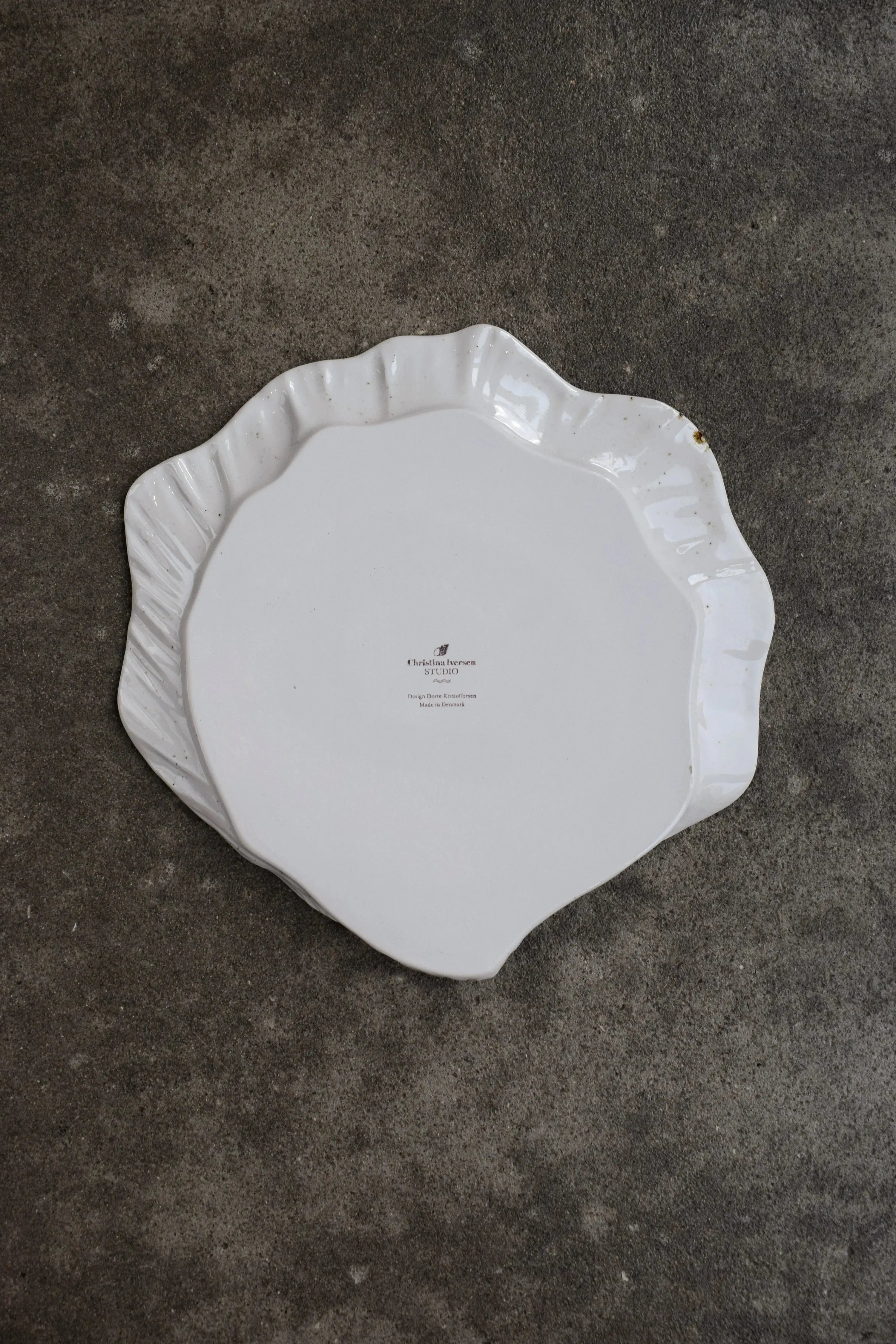 Musling middagstallerken/fad af Christina Iversen Studio i creme, keramik Christina Iversen Studio