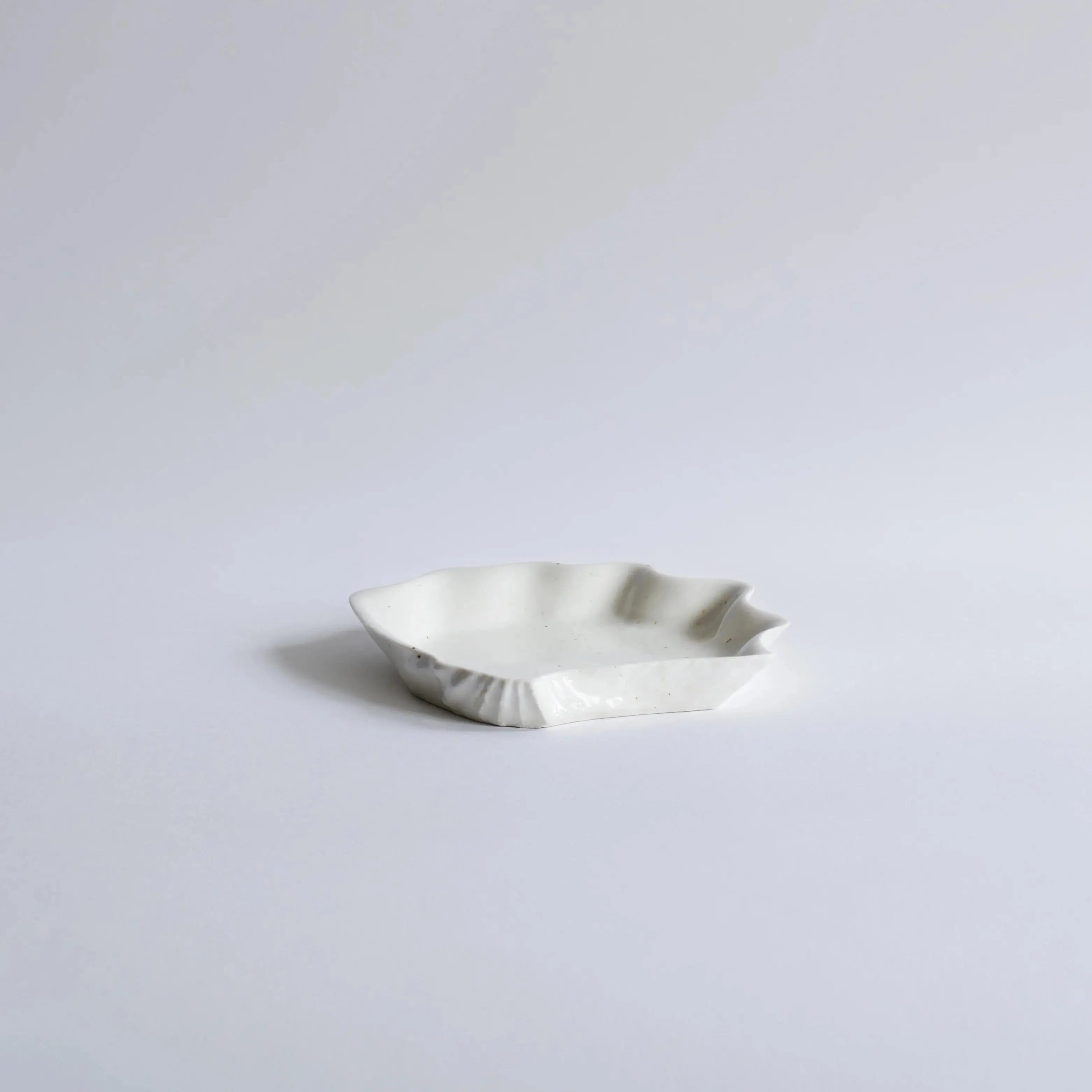 sidetallerken af Christina Iversen Studio i creme, keramik Christina Iversen Studio