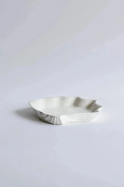 Musling underkop/sidetallerken af Christina Iversen Studio i creme, keramik Christina Iversen Studio