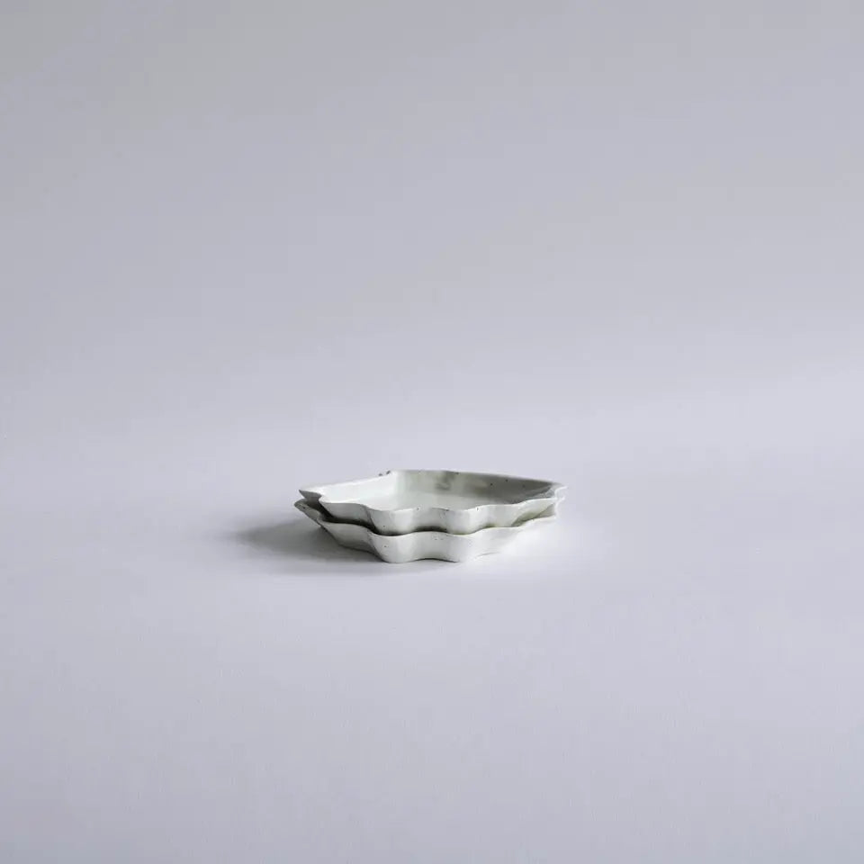 Musling underkop/sidetallerken af Christina Iversen Studio i creme, keramik Christina Iversen Studio