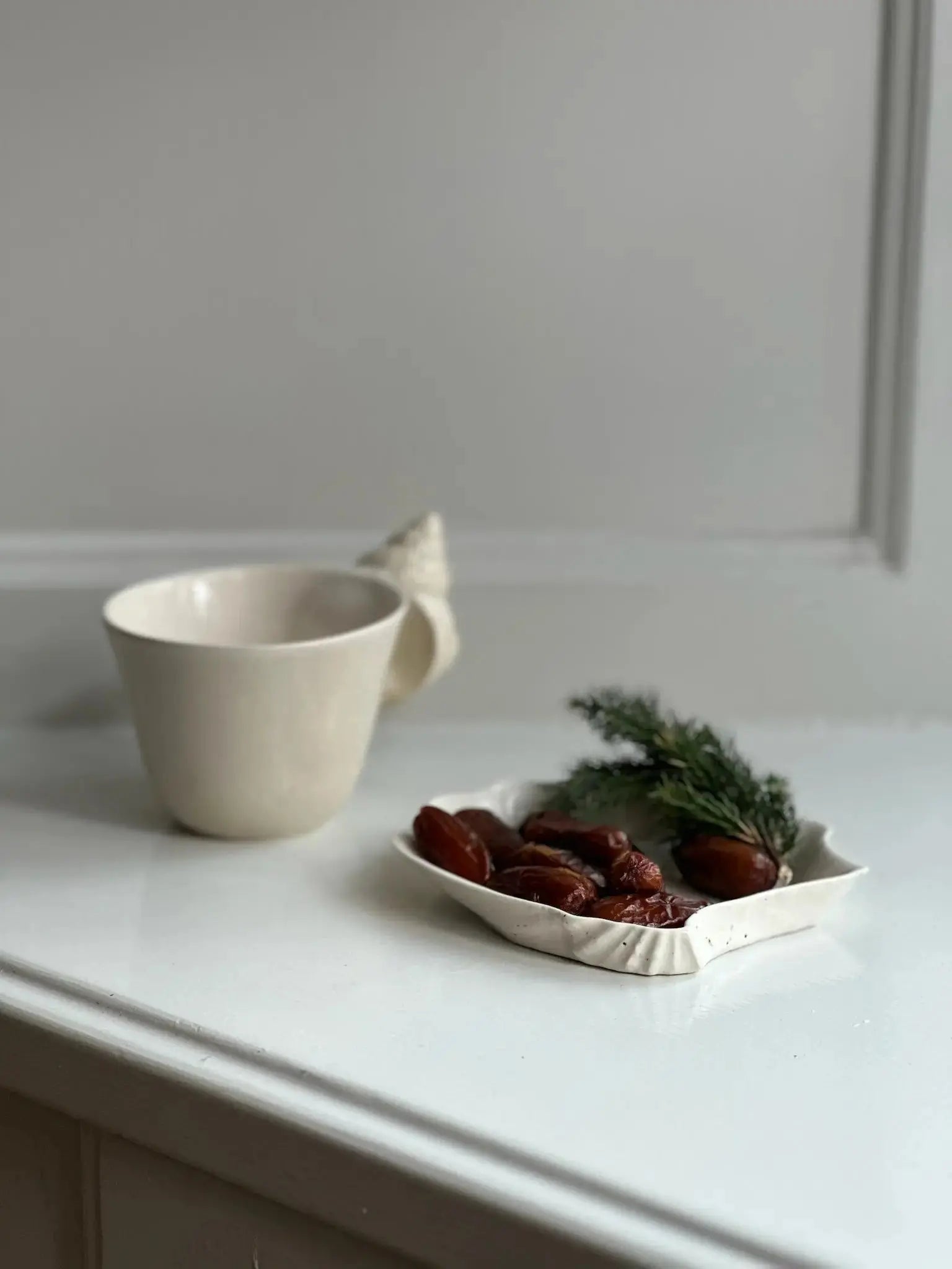 Musling underkop/sidetallerken af Christina Iversen Studio i creme, keramik Christina Iversen Studio