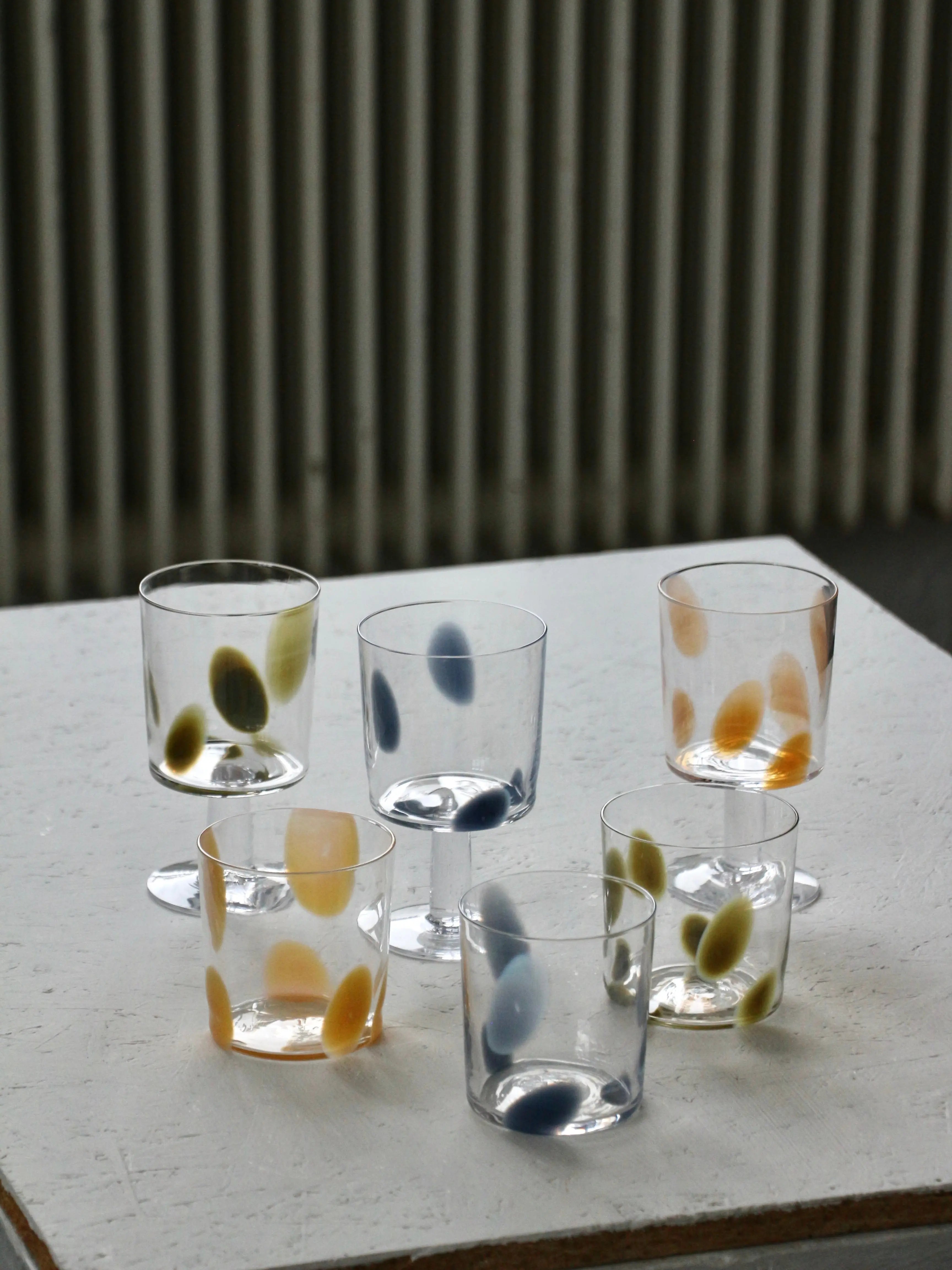 Normal Object Factory - Dot Stem vinglas | Gule prikker Normal Object Factory