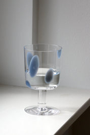Normal Object Factory - Dot Stem vinglas | Blå prikker Normal Object Factory
