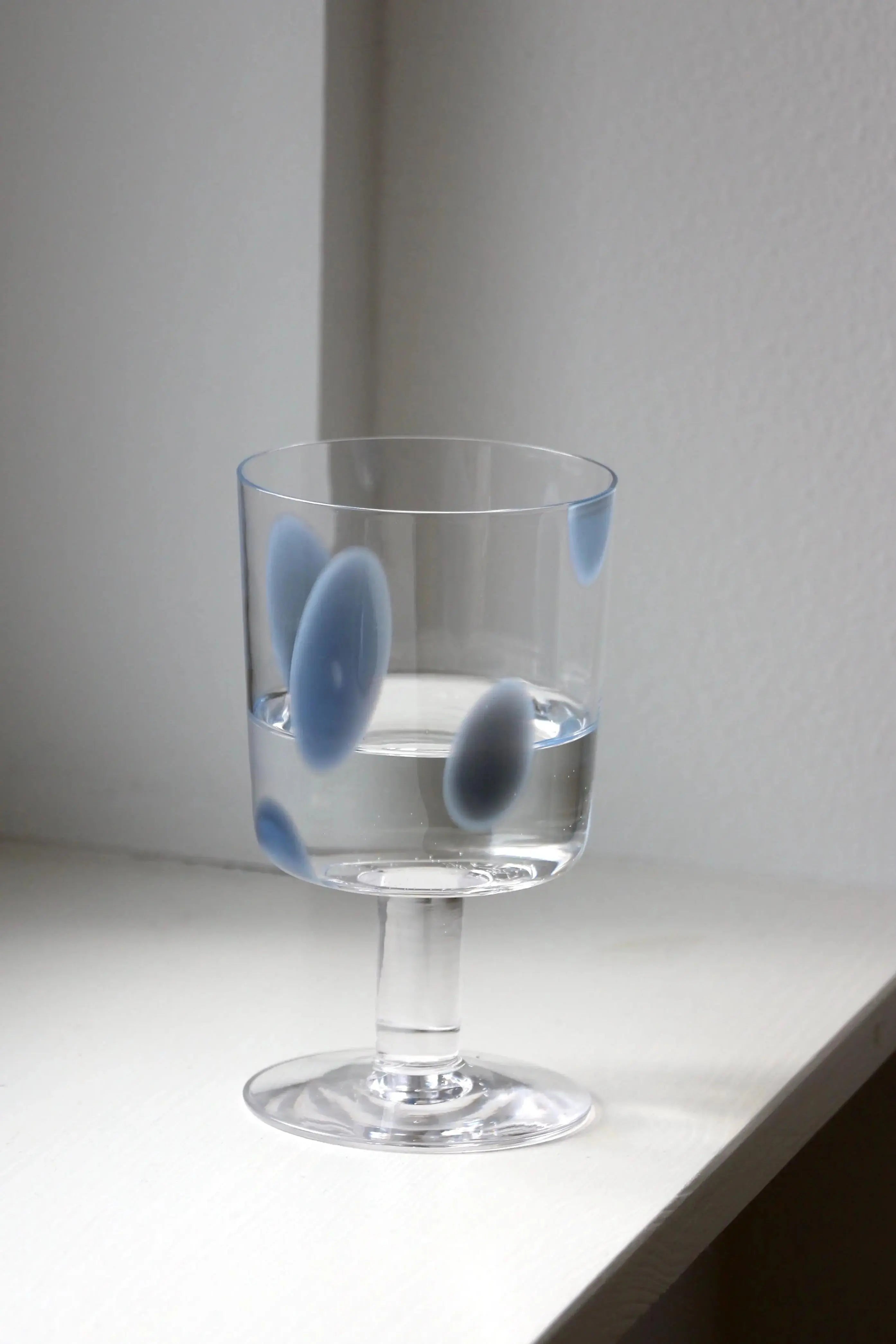 Normal Object Factory - Dot Stem vinglas | Blå prikker Normal Object Factory