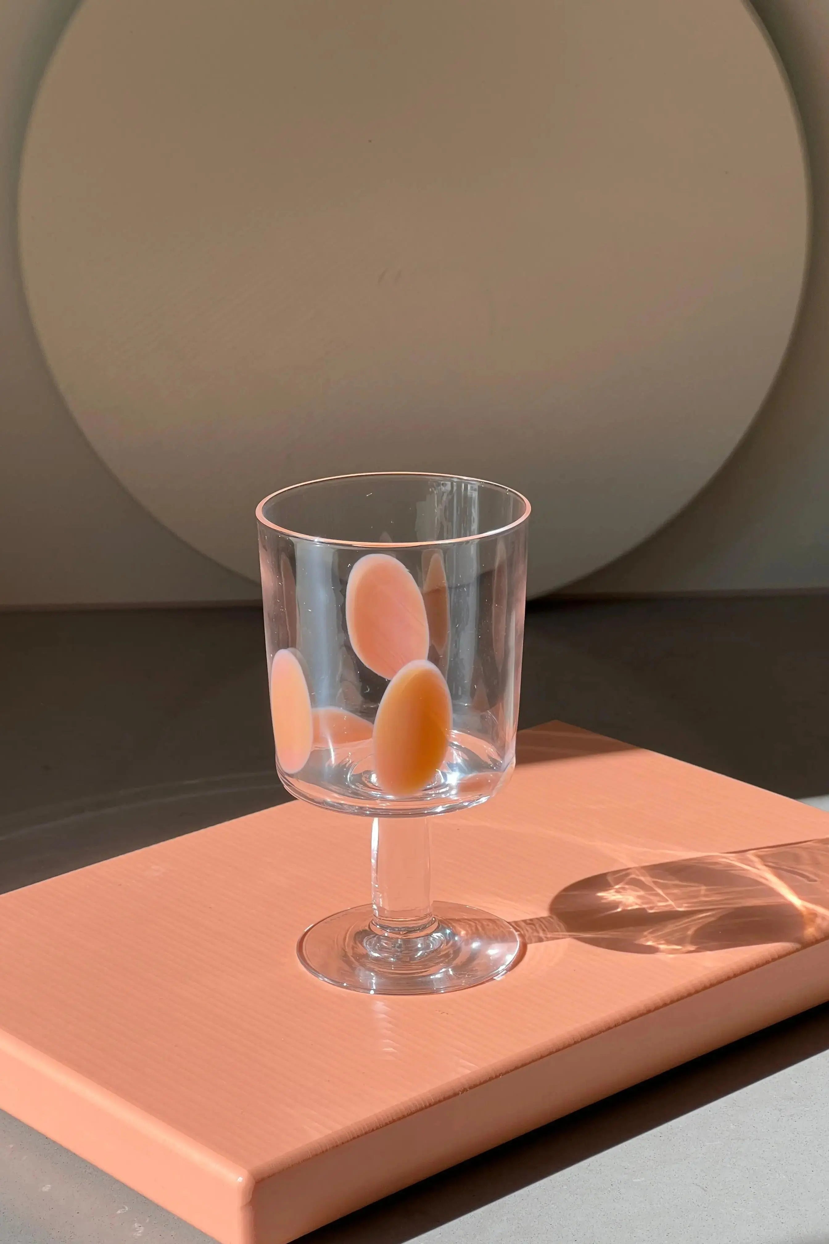 Normal Object Factory - Dot Stem vinglas | Pink prikker Normal Object Factory