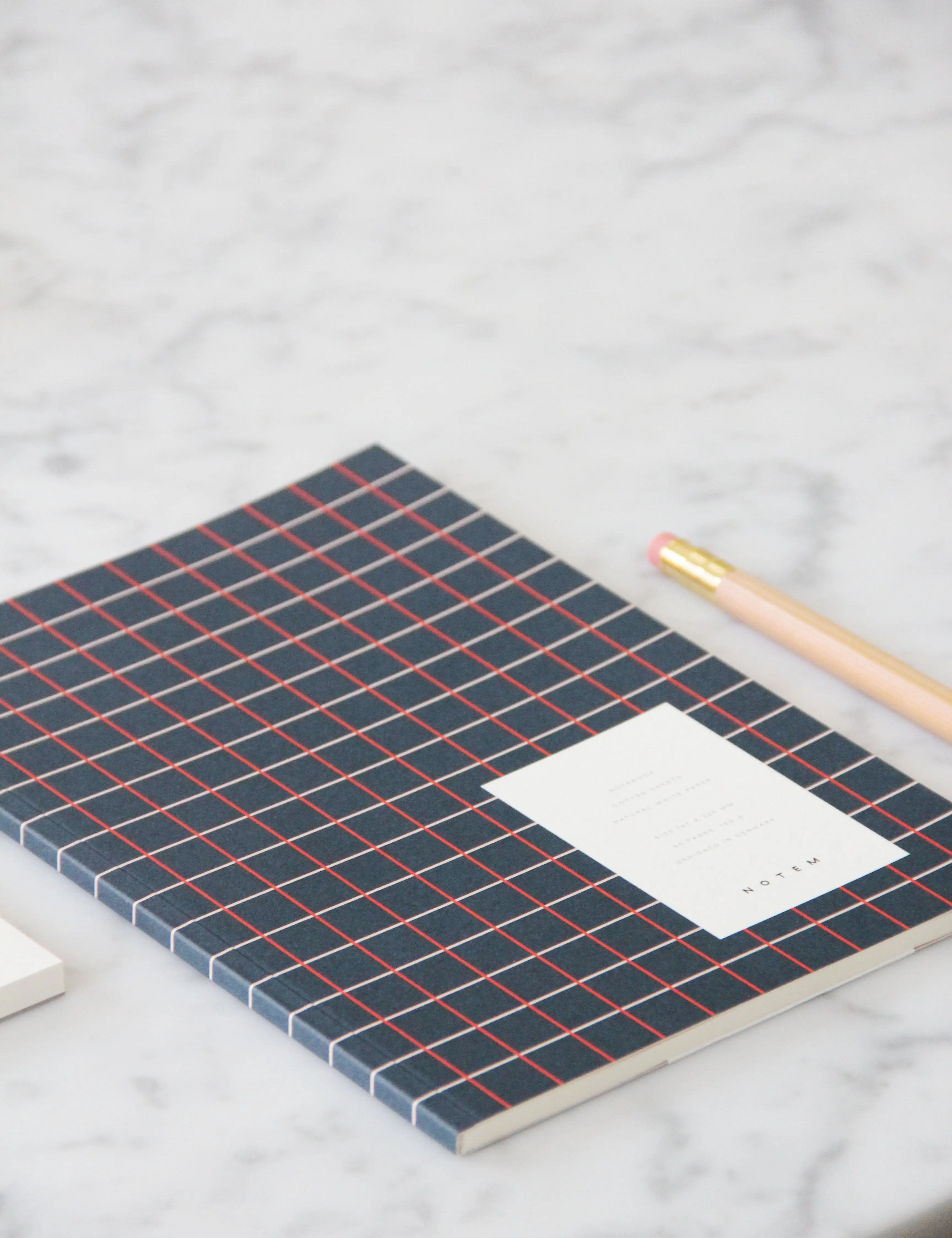 Notem studio, Vita notesbog, Softcover medium, Dark Blue Grid Notem studio