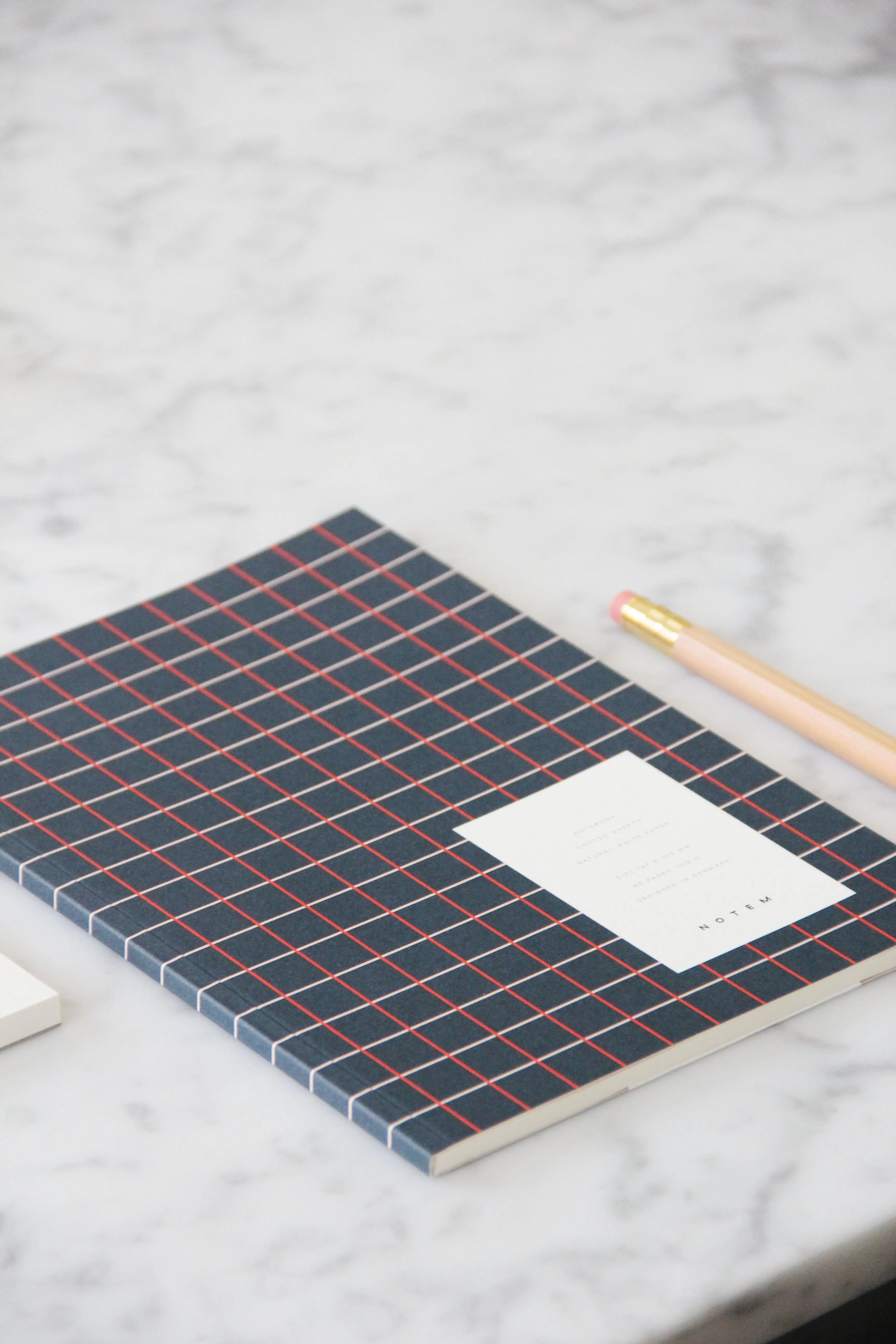 Notem studio, Vita notesbog, Softcover medium, Dark Blue Grid Notem studio