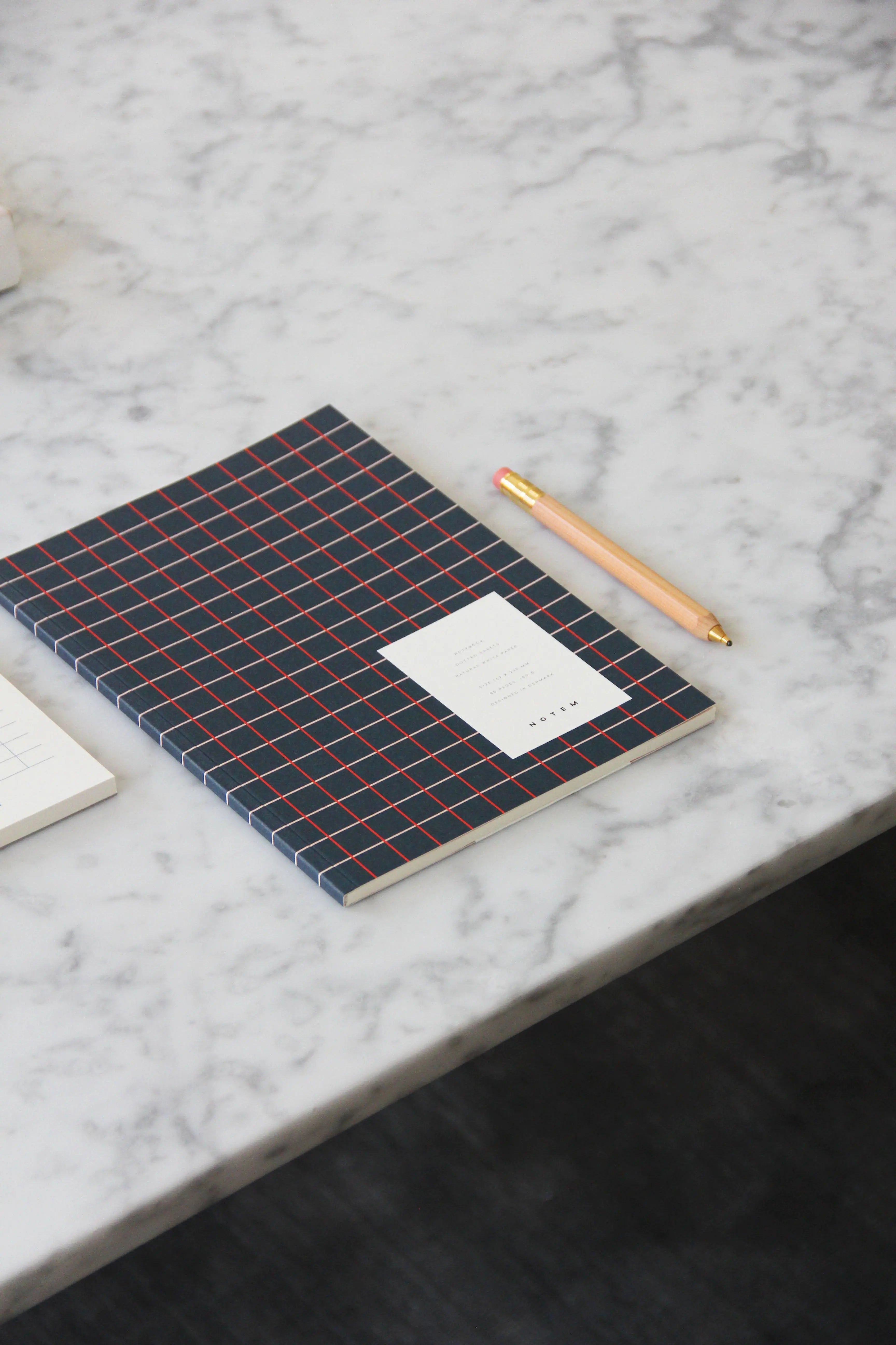 Notem studio, Vita notesbog, Softcover medium, Dark Blue Grid Notem studio