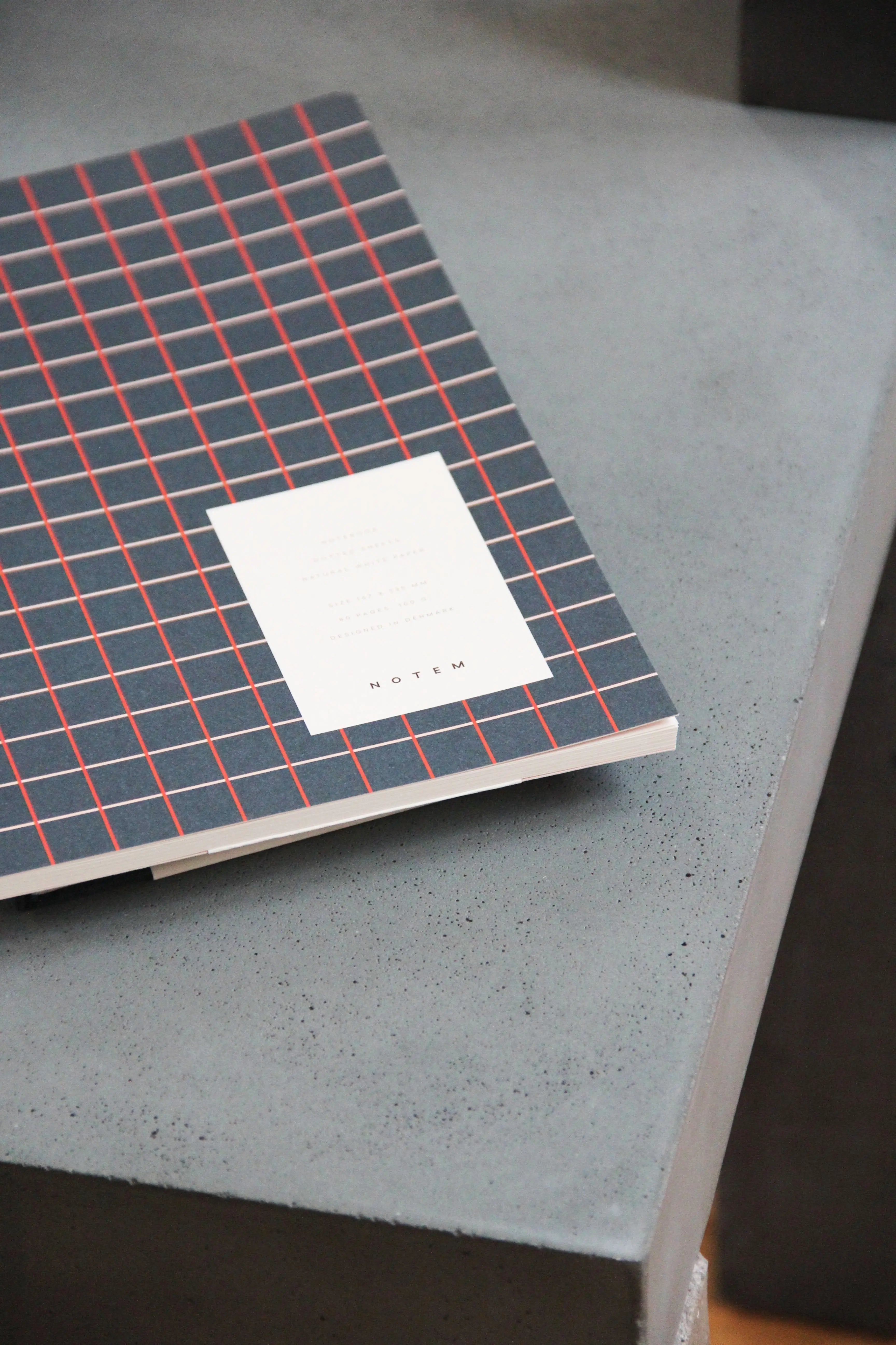 Notem studio, Vita notesbog, Softcover medium, Dark Blue Grid Notem studio