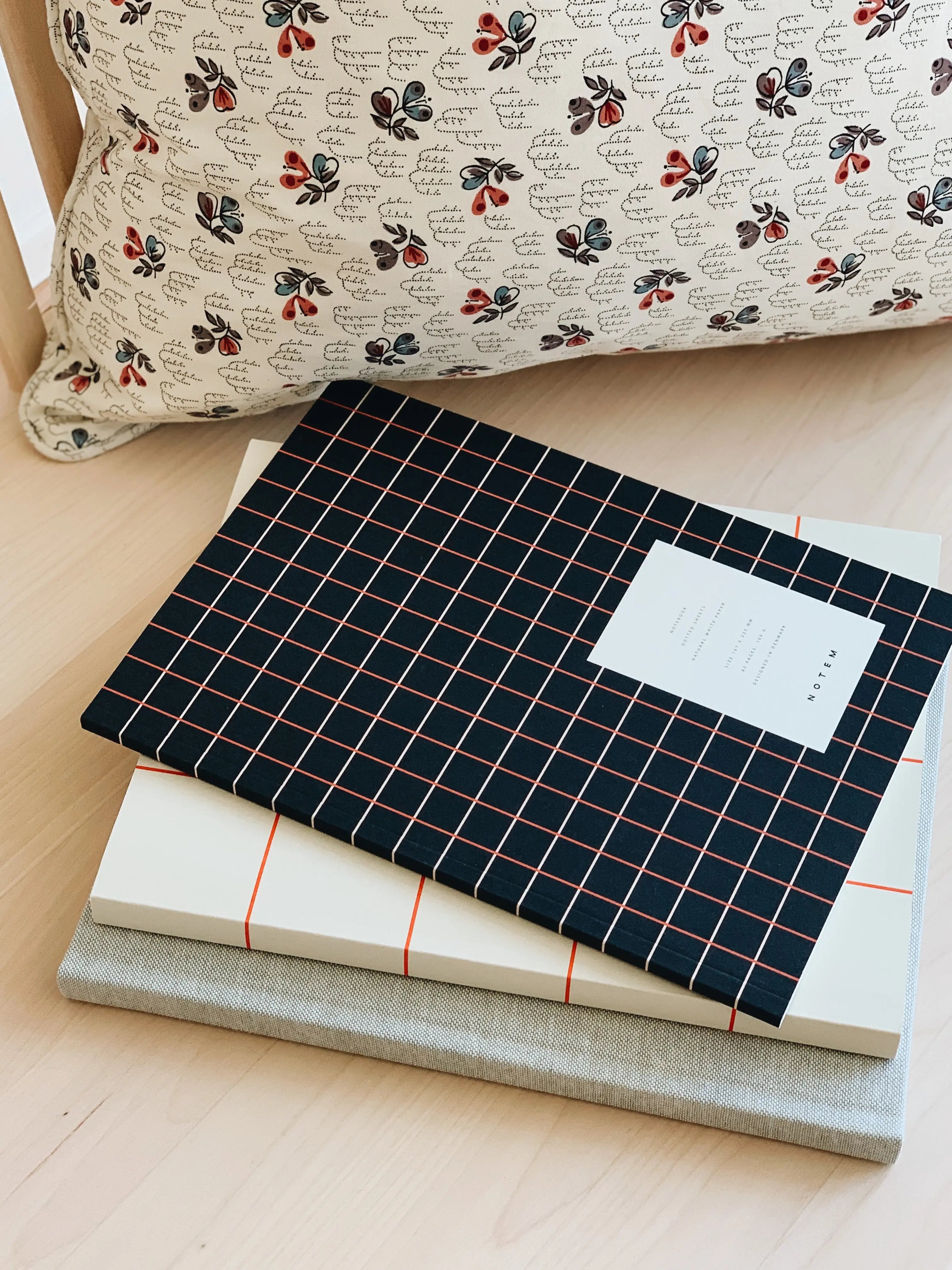Notem studio, Vita notesbog, Softcover medium, Dark Blue Grid Notem studio