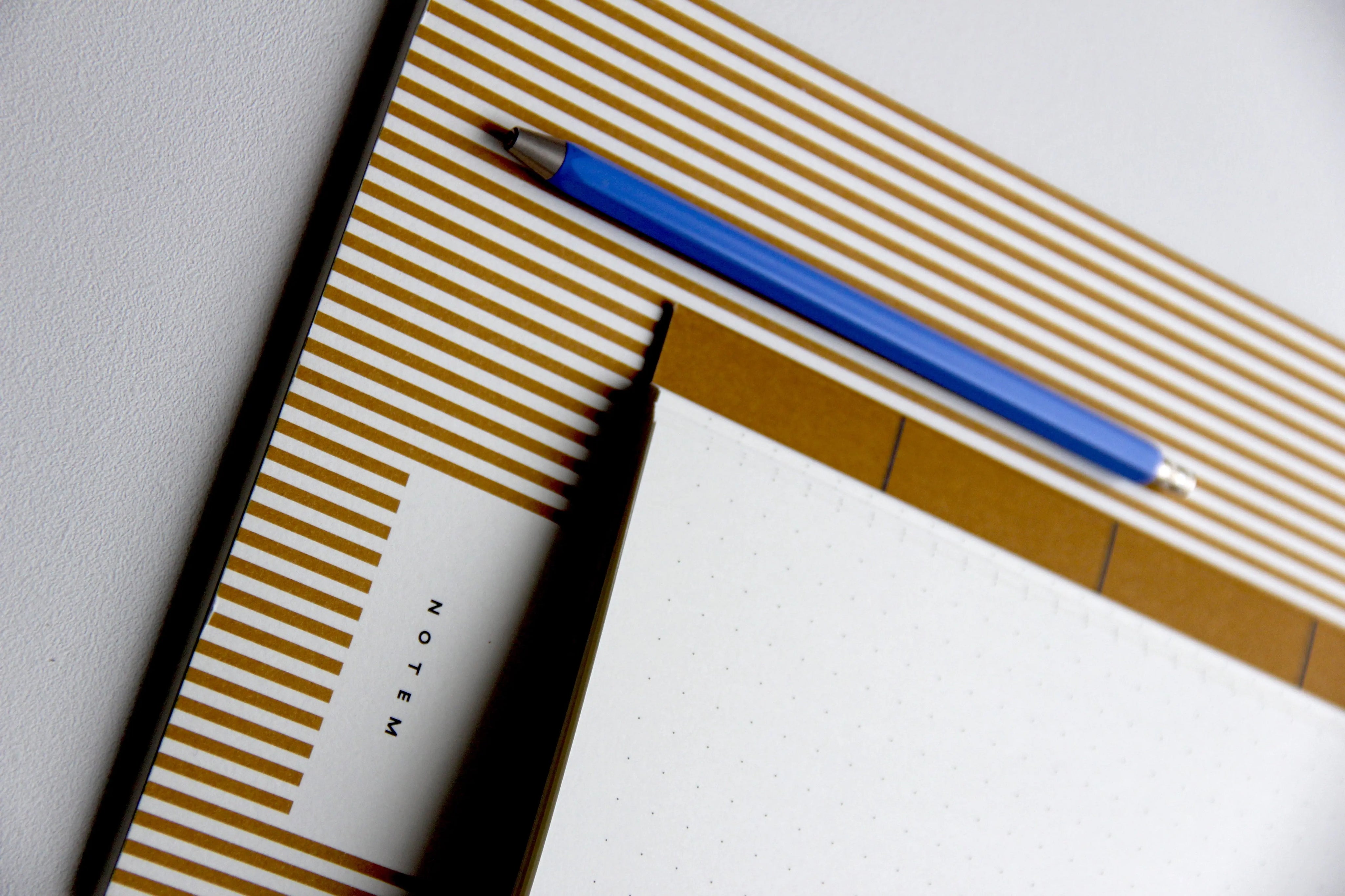 Notem studio, Vita notesbog, Softcover medium, Ochre lines Notem studio