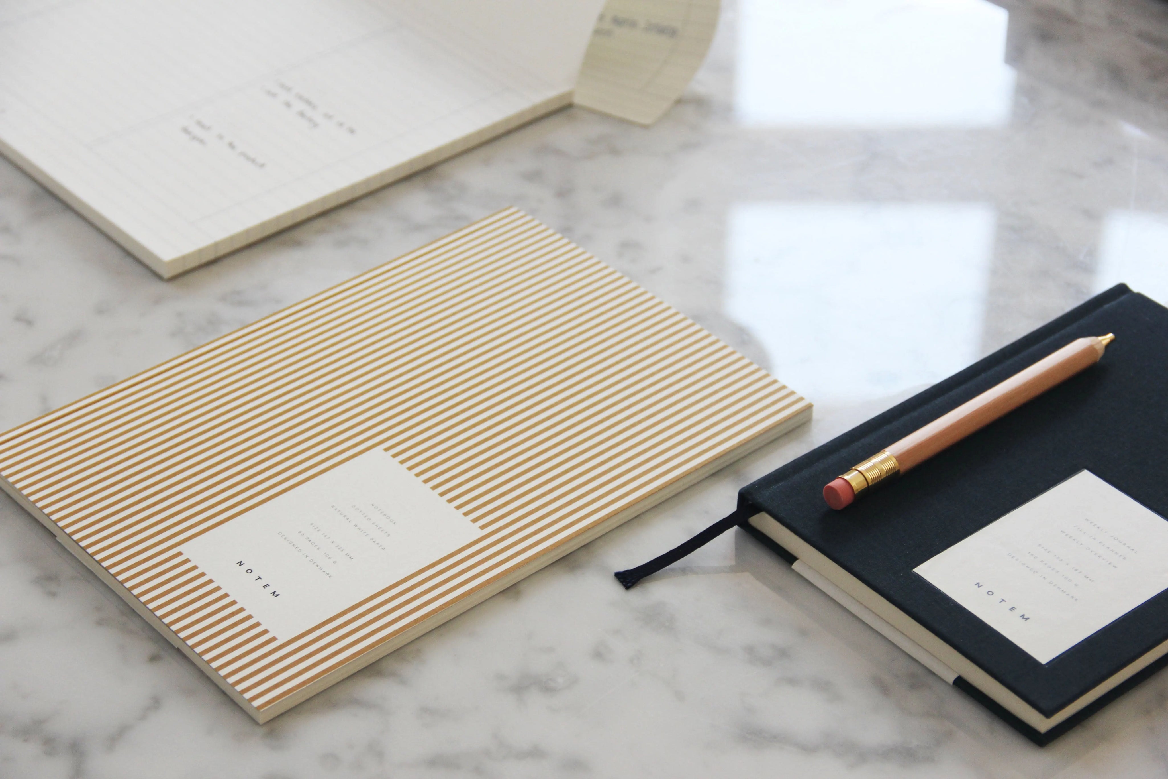 Notem studio, Vita notesbog, Softcover medium, Ochre lines Notem studio
