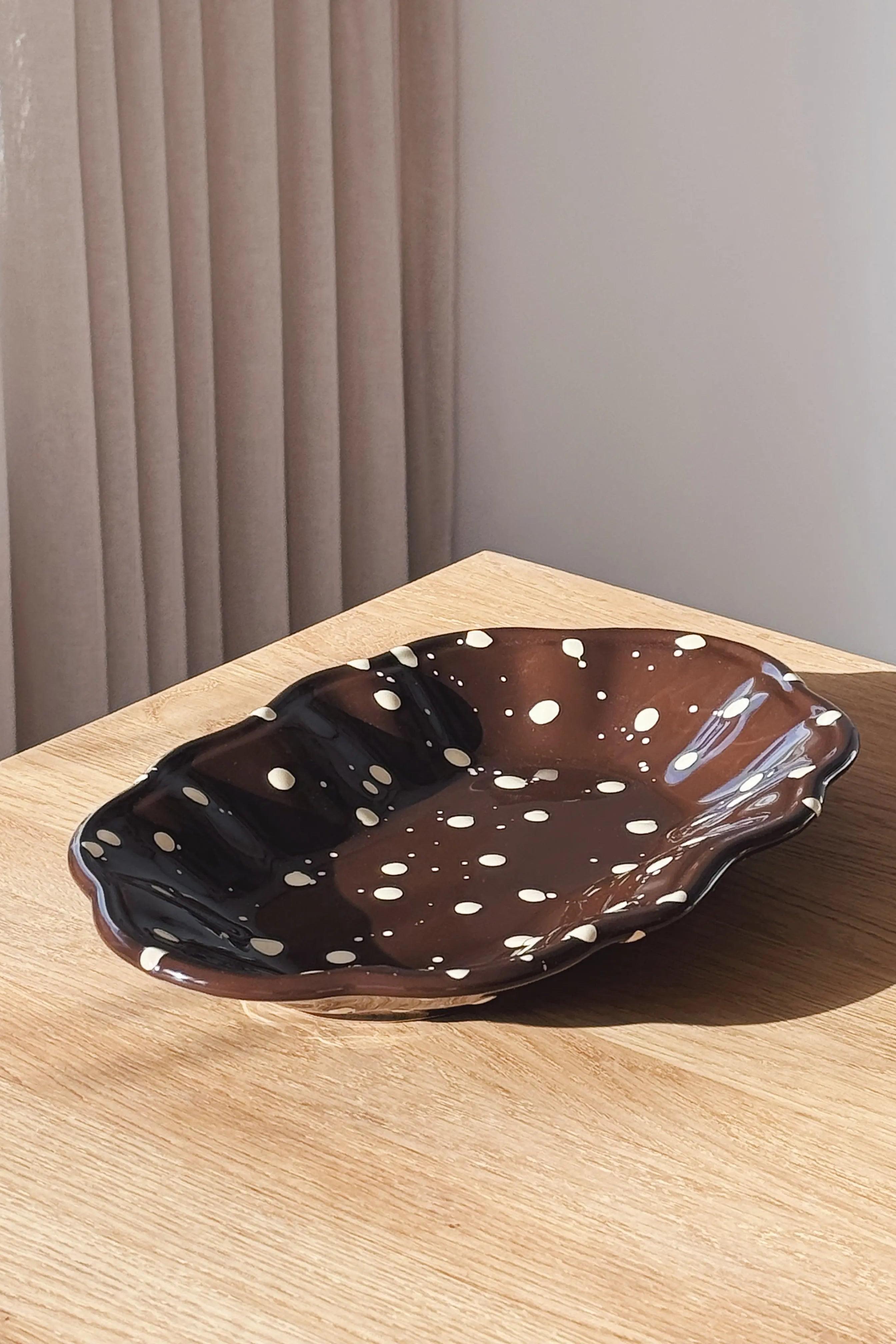 Ottocento Fad – Chokoladebrun med Creme Stænk | L30 cm Studio Hafnia