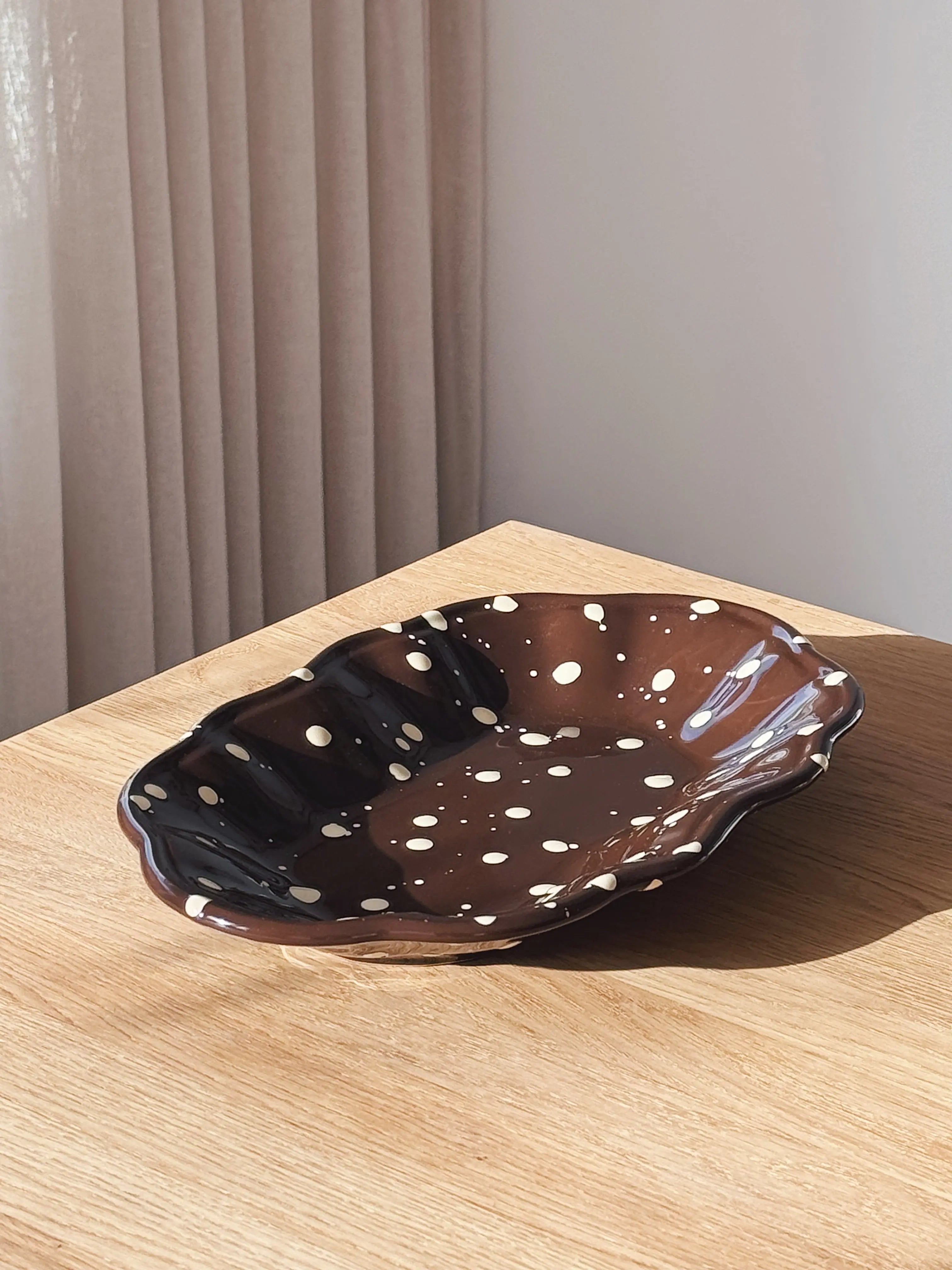 Ottocento Fad – Chokoladebrun med Creme Stænk | L30 cm Studio Hafnia